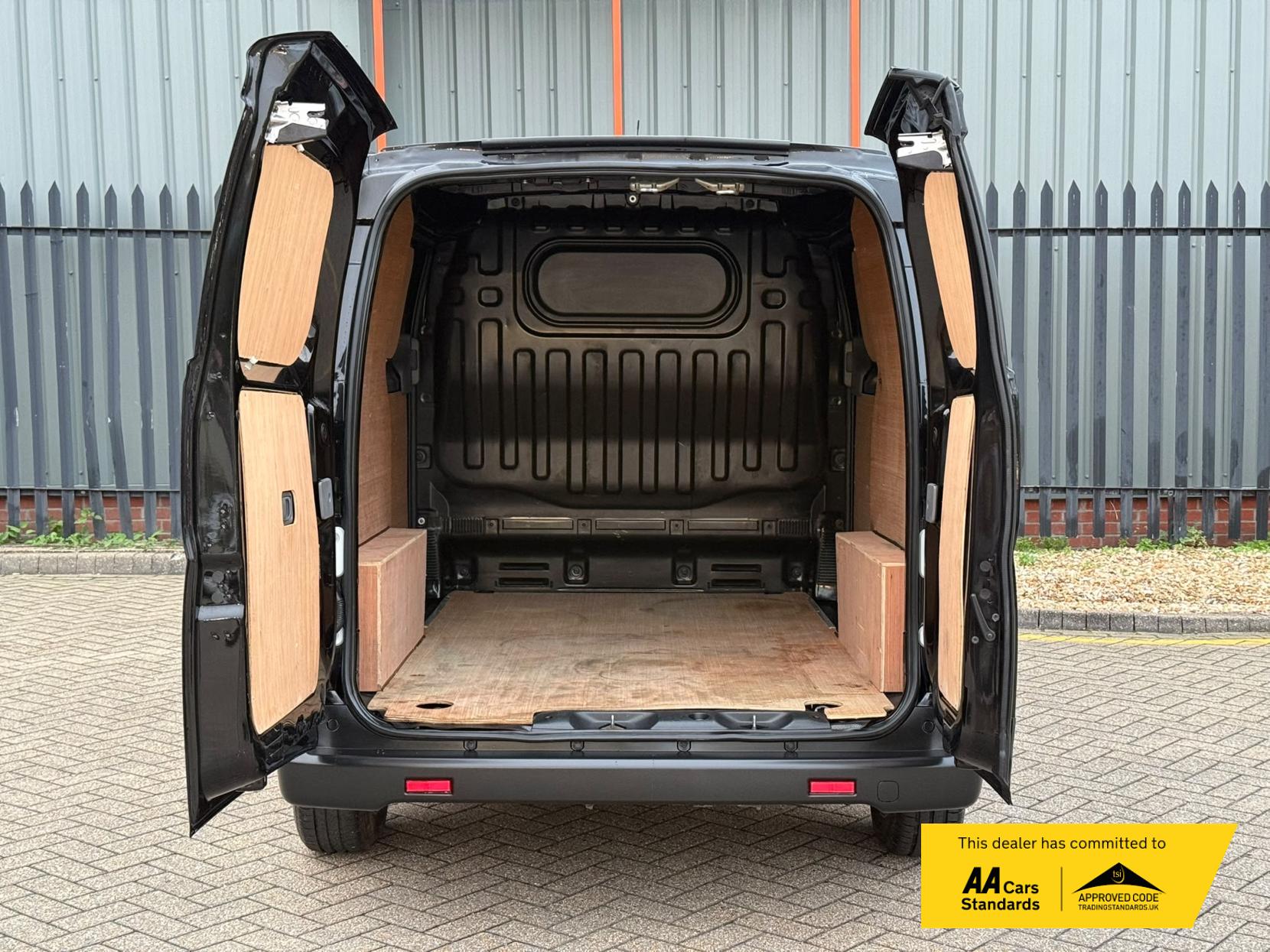 2021 Nissan e-NV200 40kWh Tekna Panel Van 5dr Electric Auto SWB (Quick Charge) (109 ps) - Thumbnail 11