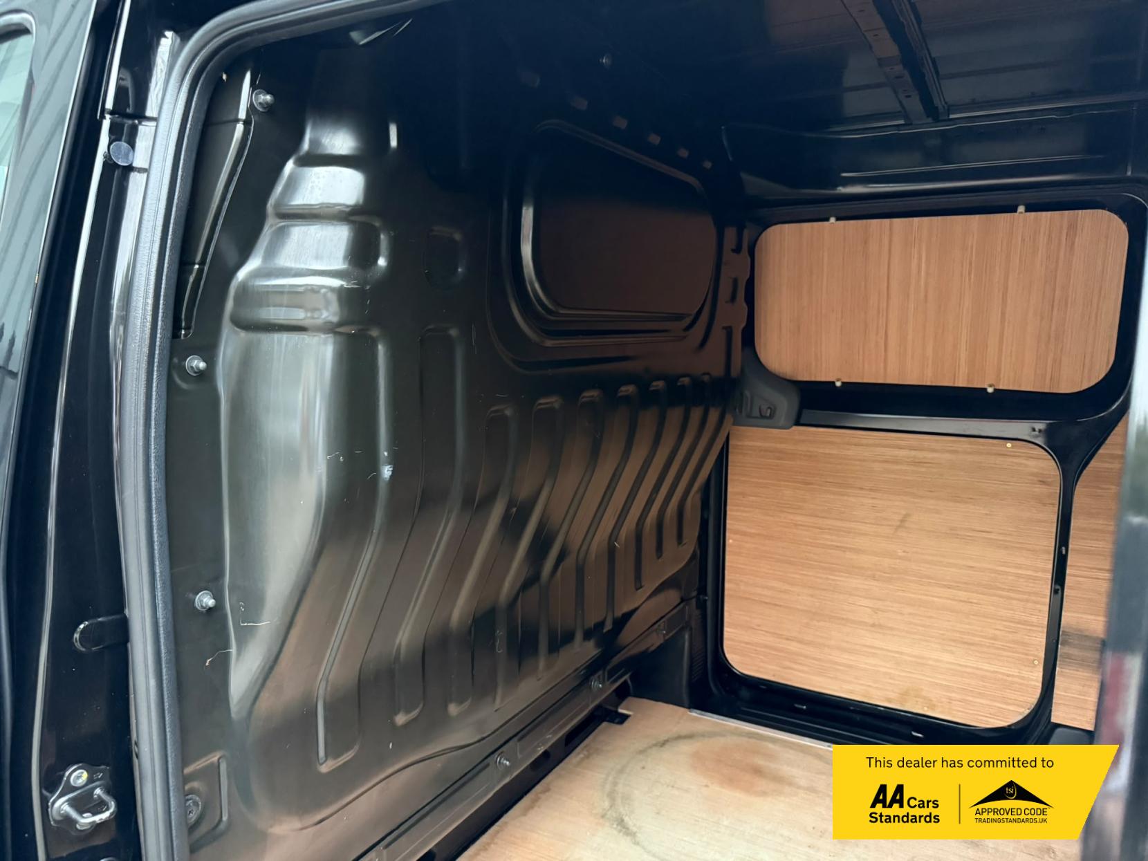2021 Nissan e-NV200 40kWh Tekna Panel Van 5dr Electric Auto SWB (Quick Charge) (109 ps) - Thumbnail 15