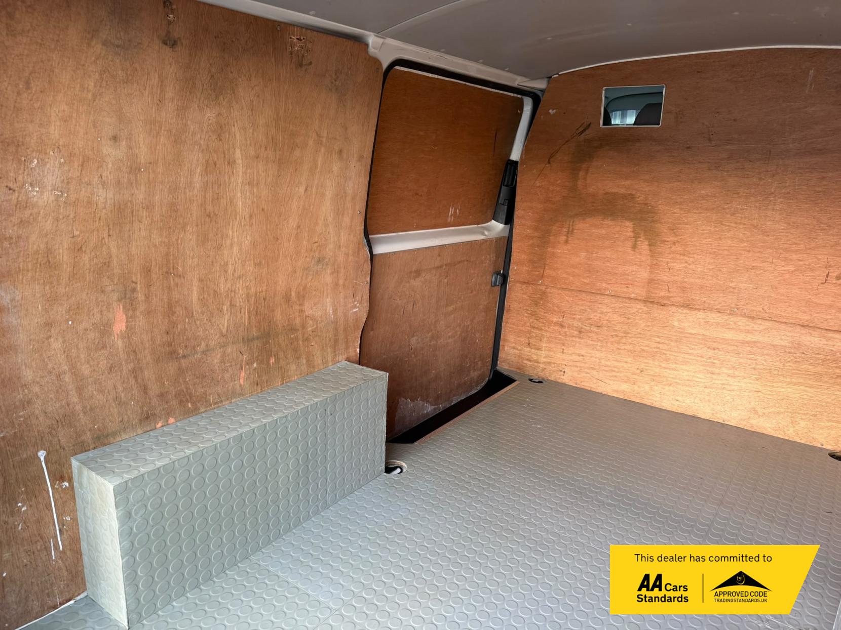 2005 Volkswagen Transporter 1.9 TDI PD T28 Panel Van 4dr Diesel Manual L1 H1 (211 g/km, 83 bhp) - Thumbnail 12