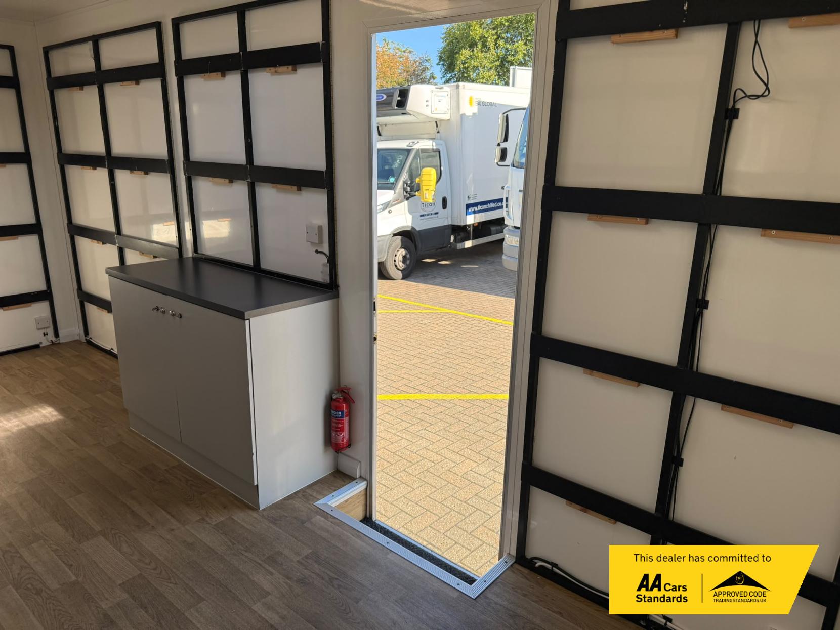 2019 Peugeot Boxer 2.0 BlueHDi 335 Built for Business Low Floor Luton 4dr Diesel Manual L3 Euro 6 (160 ps) - Thumbnail 14