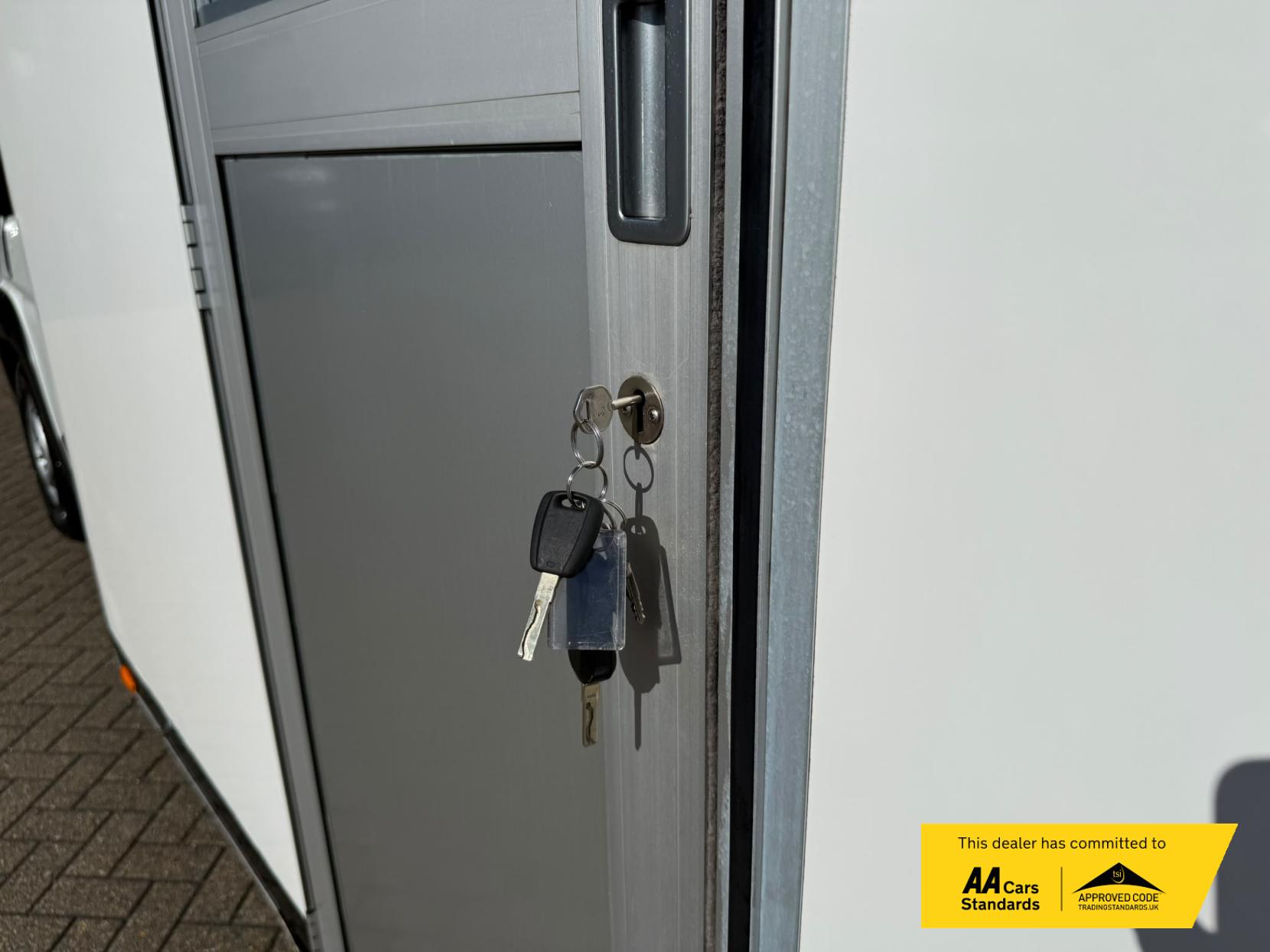 2019 Peugeot Boxer 2.0 BlueHDi 335 Built for Business Low Floor Luton 4dr Diesel Manual L3 Euro 6 (160 ps) - Thumbnail 49