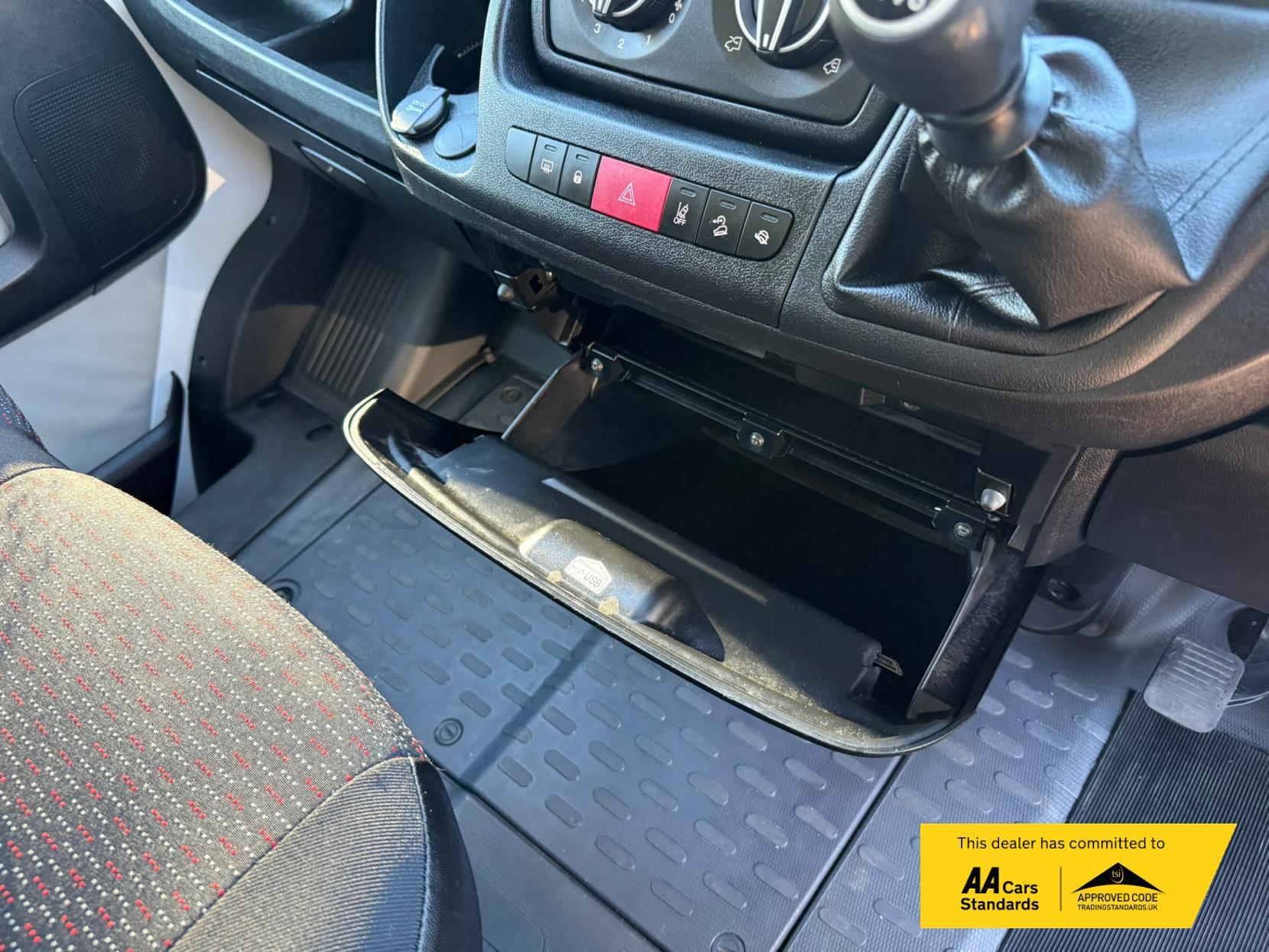 2019 Peugeot Boxer 2.0 BlueHDi 335 Built for Business Low Floor Luton 4dr Diesel Manual L3 Euro 6 (160 ps) - Thumbnail 74