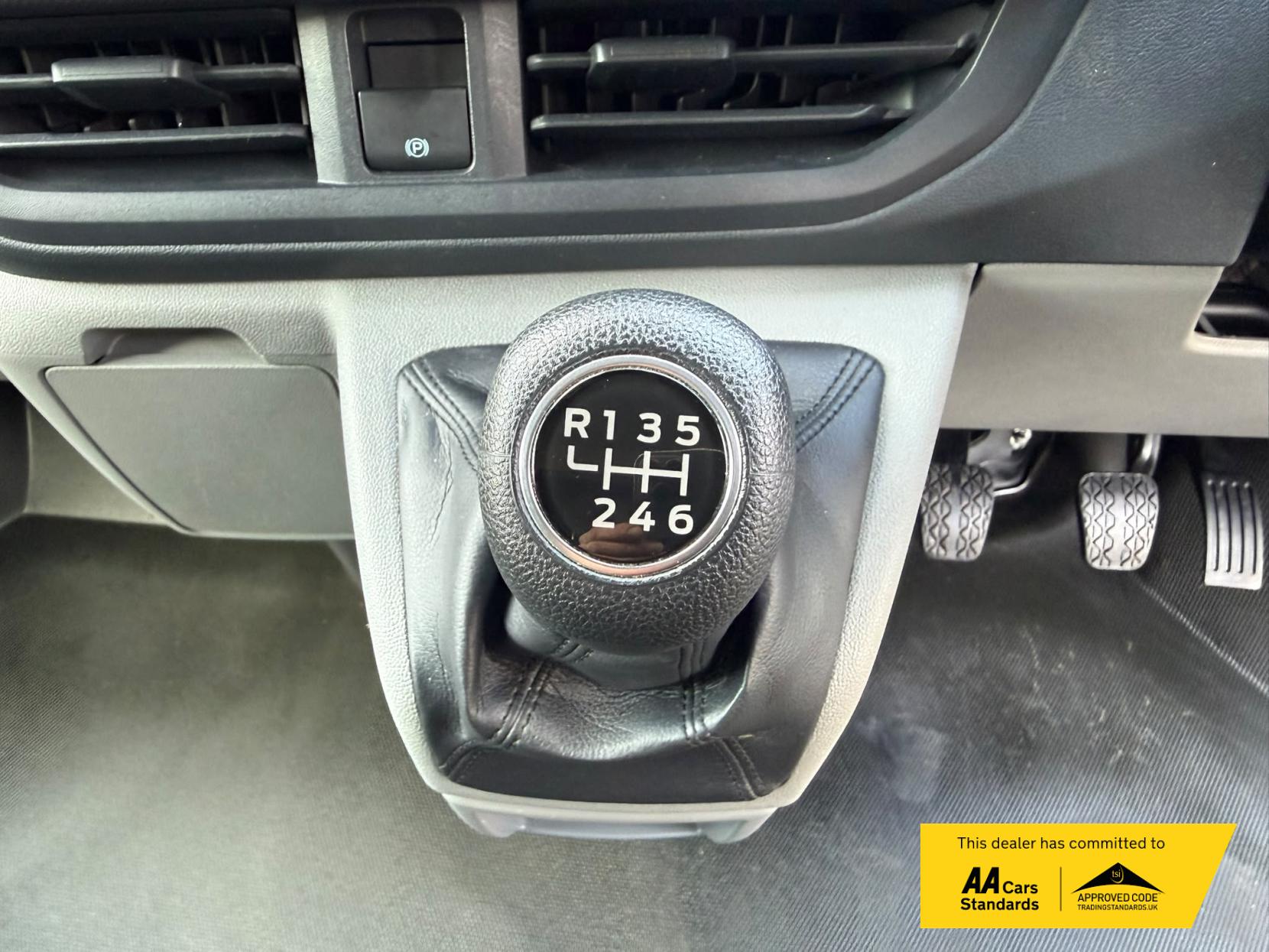 2024 Ford Transit Custom 2.0 300 EcoBlue Trend Panel Van 5dr Diesel Manual L2 H1 Euro 6 (s/s) (110 ps) - Thumbnail 27