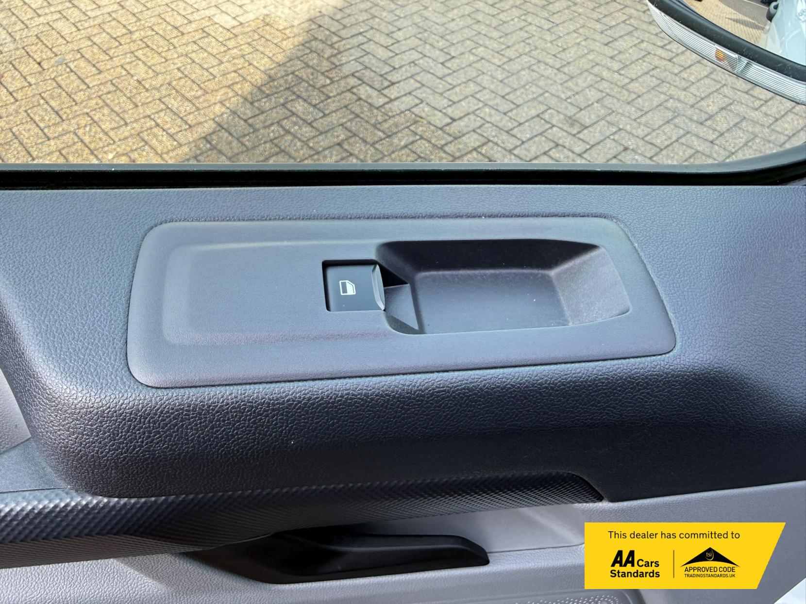 2024 Ford Transit Custom 2.0 300 EcoBlue Trend Panel Van 5dr Diesel Manual L2 H1 Euro 6 (s/s) (110 ps) - Thumbnail 33