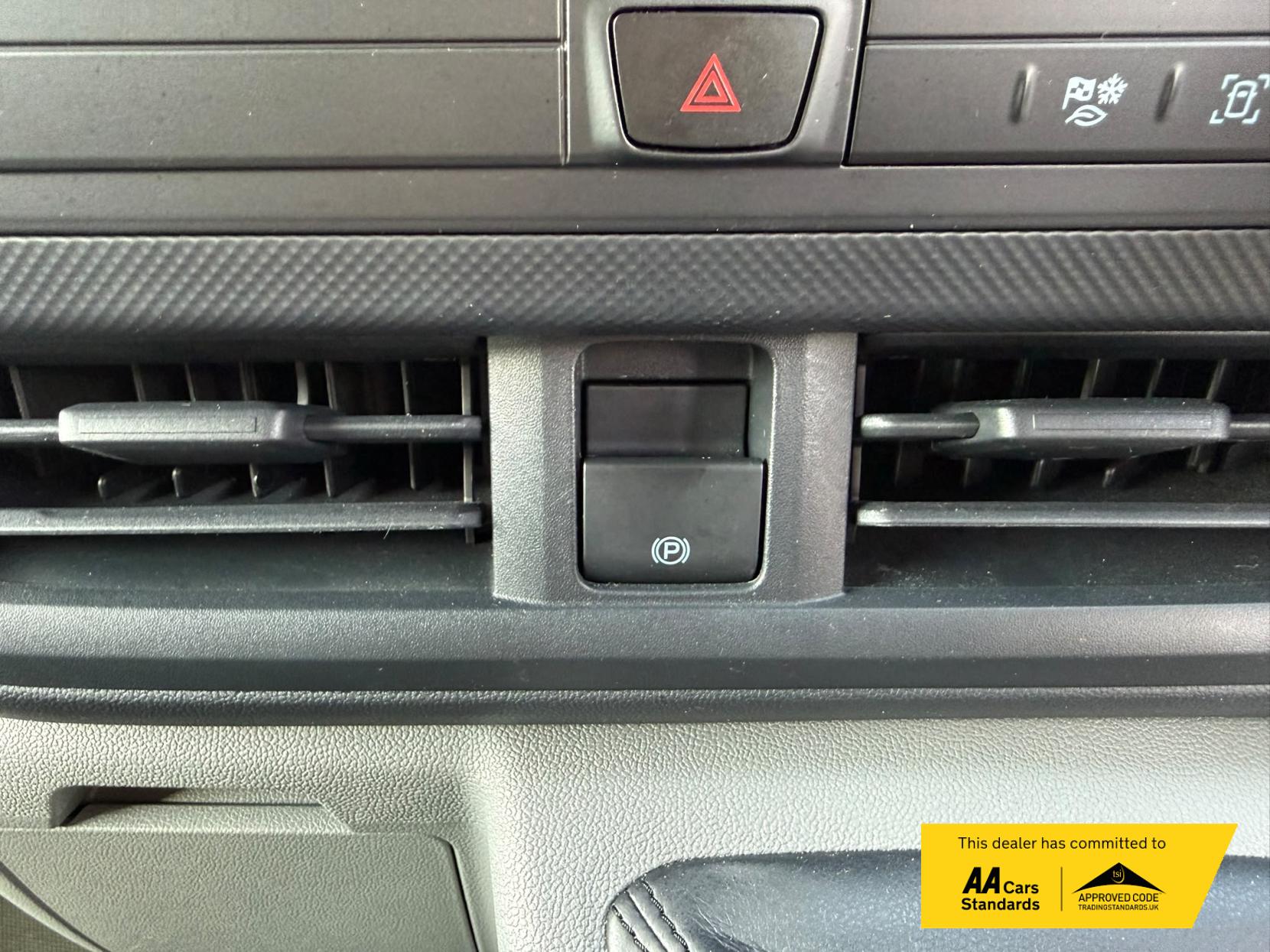 2024 Ford Transit Custom 2.0 300 EcoBlue Trend Panel Van 5dr Diesel Manual L2 H1 Euro 6 (s/s) (110 ps) - Thumbnail 32