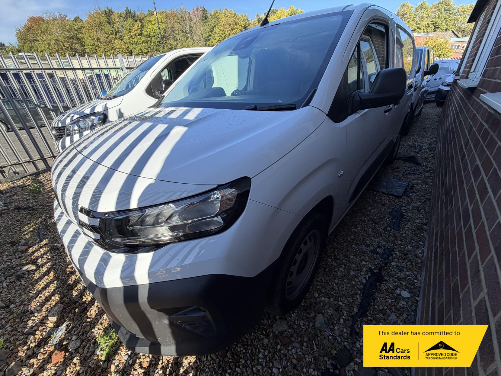 2024 Peugeot Partner 1.5 BlueHDi 950 Professional Long Panel Van 6dr Diesel Manual LWB Euro 6 (s/s) (100 ps) - Thumbnail 2