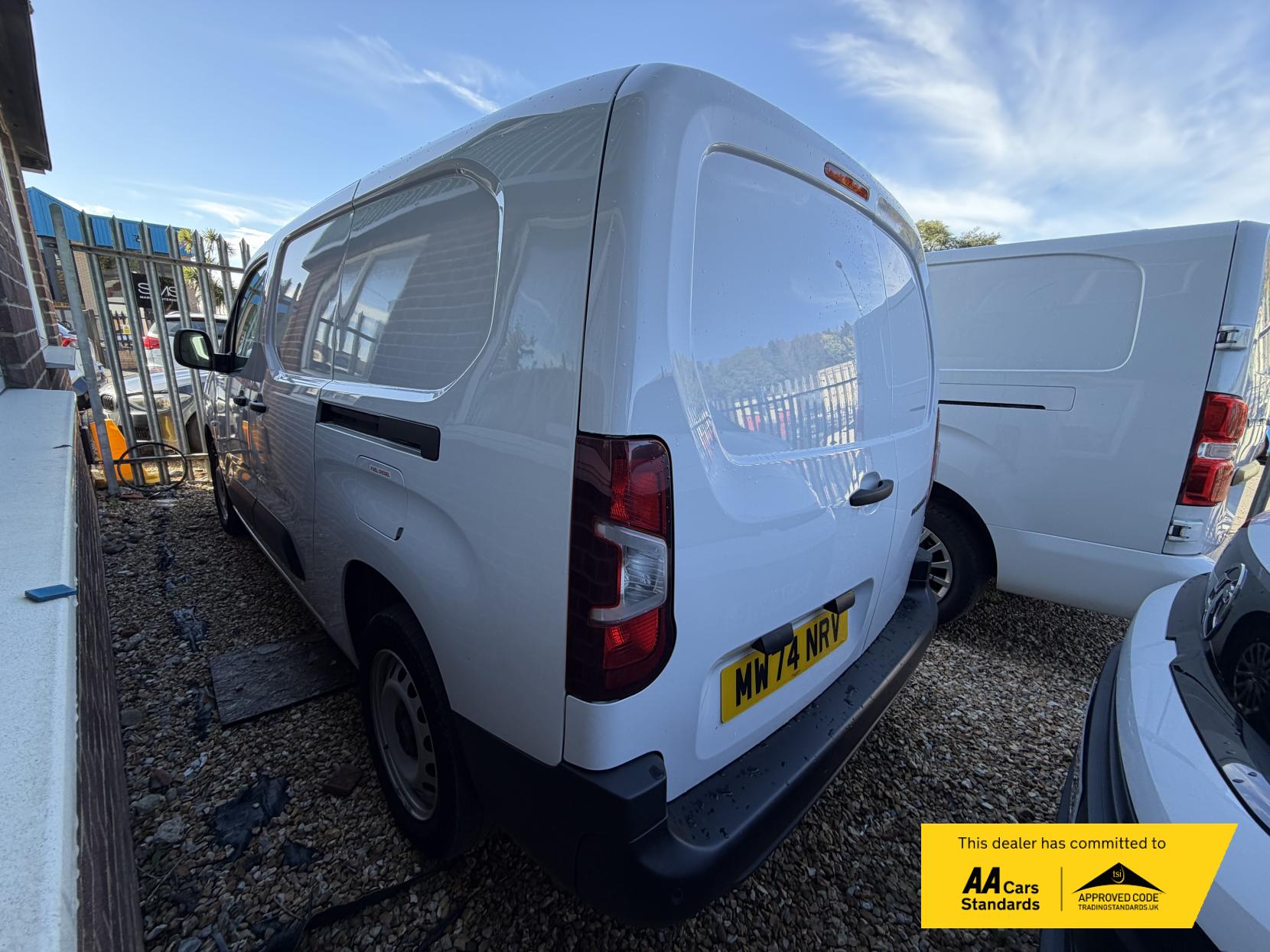 2024 Peugeot Partner 1.5 BlueHDi 950 Professional Long Panel Van 6dr Diesel Manual LWB Euro 6 (s/s) (100 ps) - Thumbnail 3