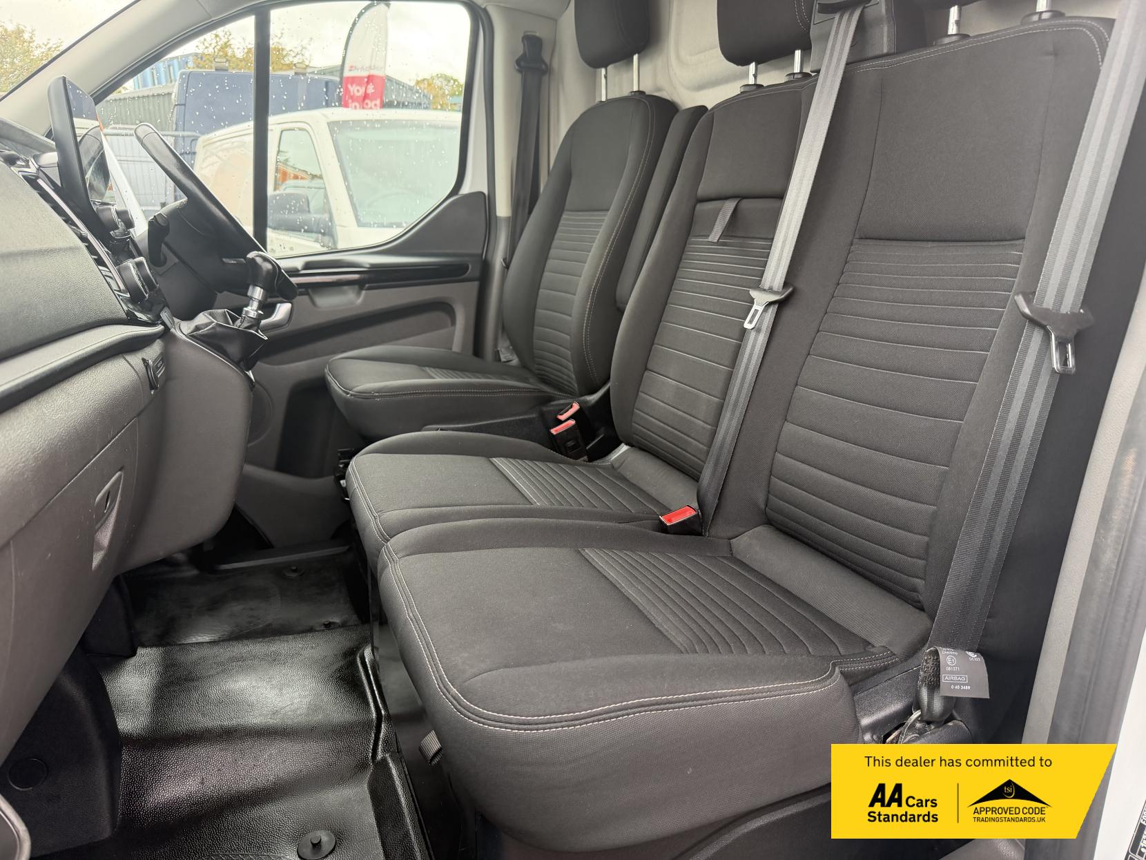 2021 Ford Transit Custom 2.0 300 EcoBlue Limited Panel Van 5dr Diesel Manual L2 H1 Euro 6 (s/s) (130 ps) - Thumbnail 19