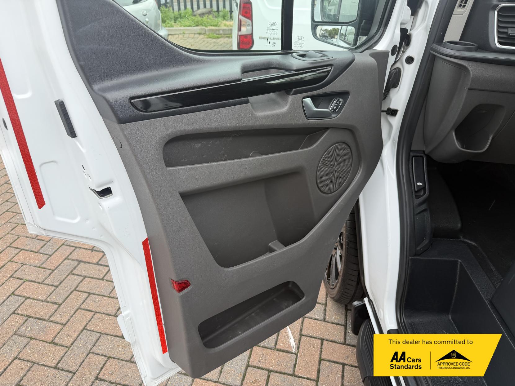 2021 Ford Transit Custom 2.0 300 EcoBlue Limited Panel Van 5dr Diesel Manual L2 H1 Euro 6 (s/s) (130 ps) - Thumbnail 22