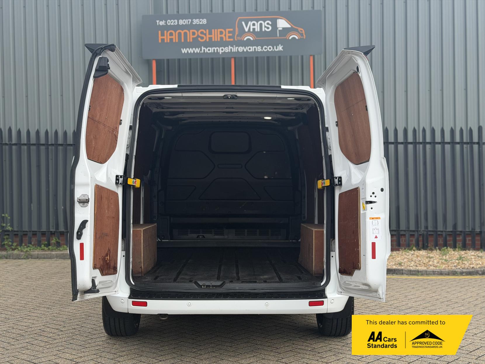 2021 Ford Transit Custom 2.0 300 EcoBlue Limited Panel Van 5dr Diesel Manual L2 H1 Euro 6 (s/s) (130 ps) - Thumbnail 10