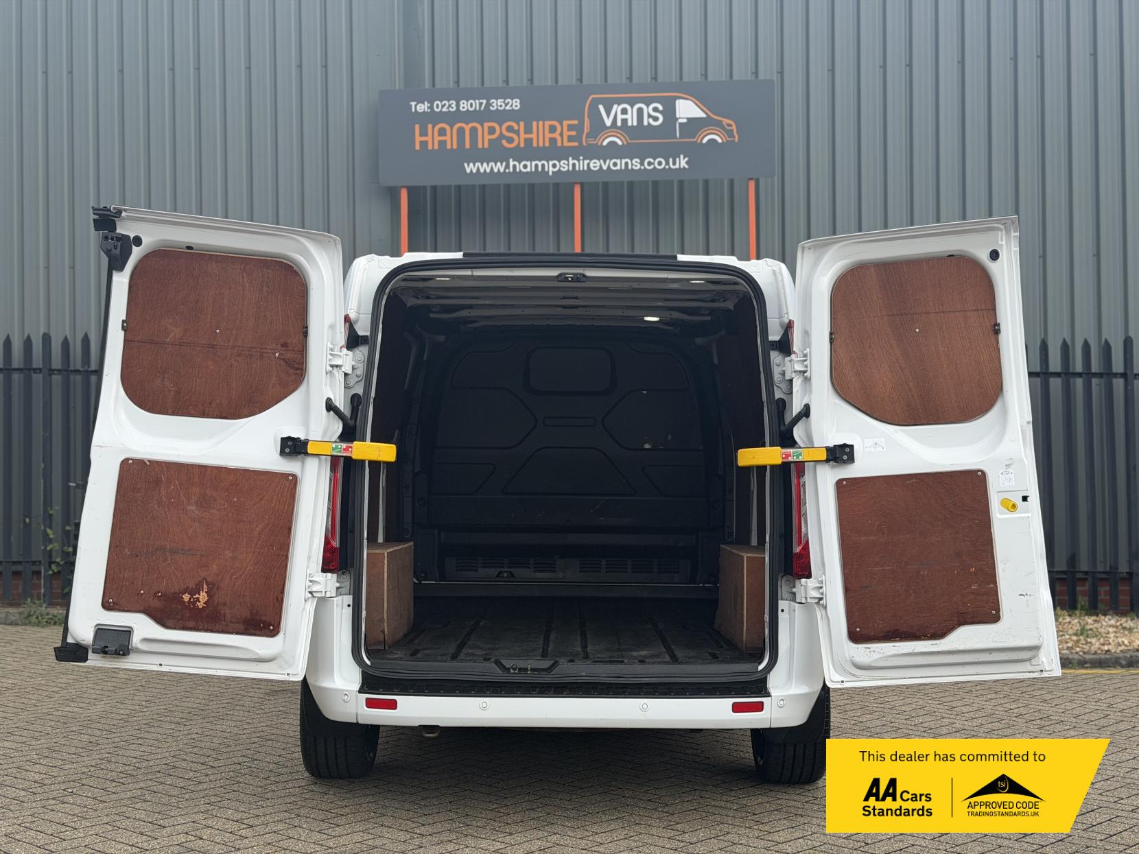 2021 Ford Transit Custom 2.0 300 EcoBlue Limited Panel Van 5dr Diesel Manual L2 H1 Euro 6 (s/s) (130 ps) - Thumbnail 11