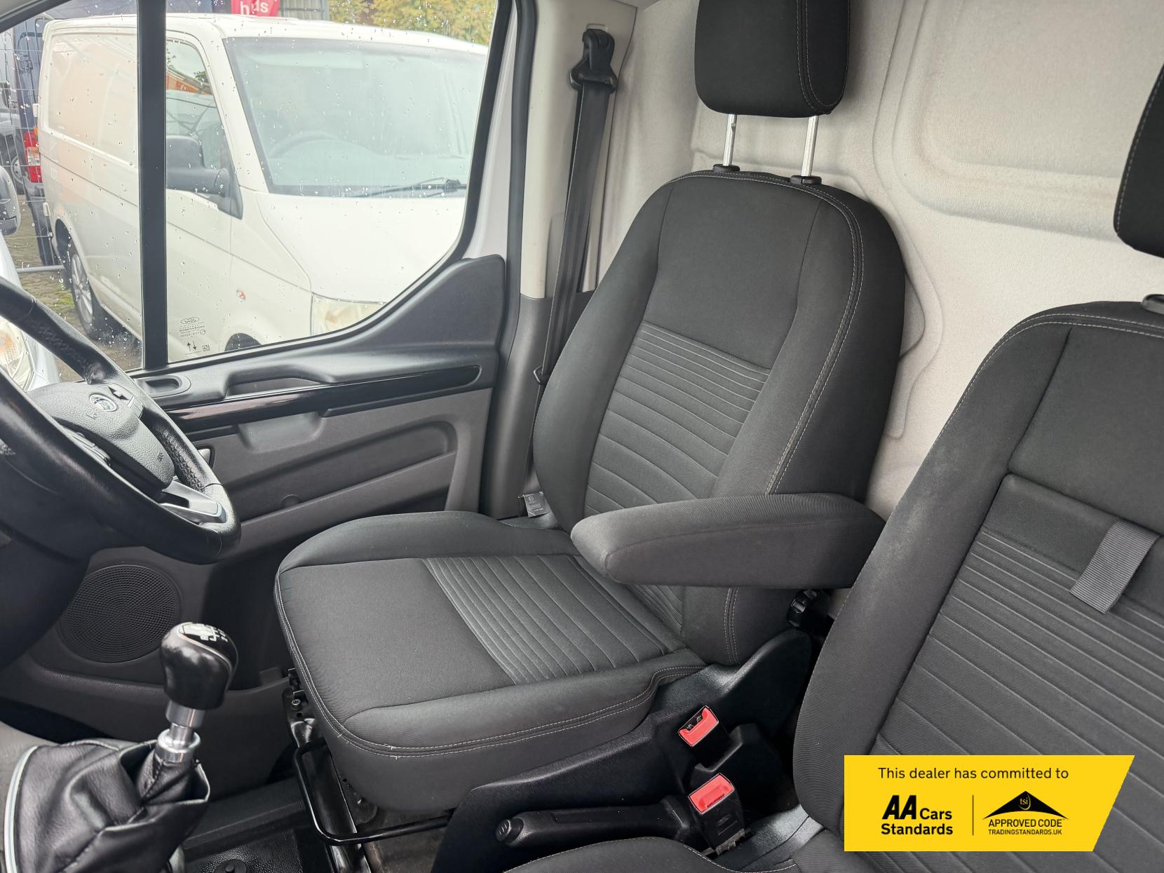 2021 Ford Transit Custom 2.0 300 EcoBlue Limited Panel Van 5dr Diesel Manual L2 H1 Euro 6 (s/s) (130 ps) - Thumbnail 17