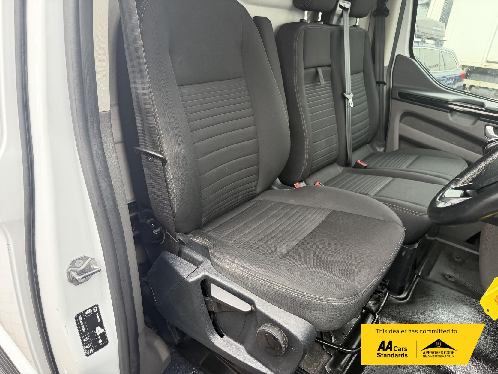 2021 Ford Transit Custom 2.0 300 EcoBlue Limited Panel Van 5dr Diesel Manual L2 H1 Euro 6 (s/s) (130 ps) - Thumbnail 18