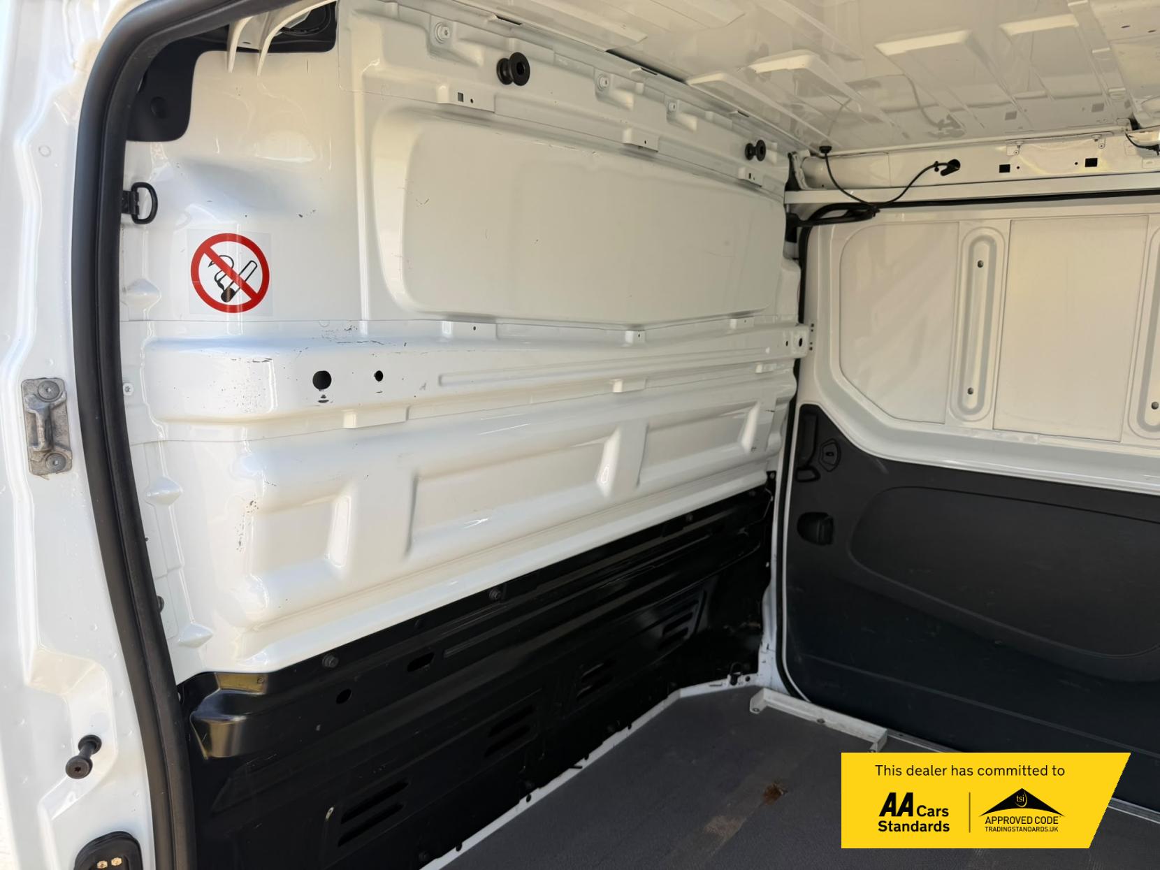 2016 Vauxhall Vivaro 1.6 CDTi 2900 ecoFLEX Panel Van 5dr Diesel Manual L1 H1 Euro 5 (s/s) (90 ps) - Thumbnail 15