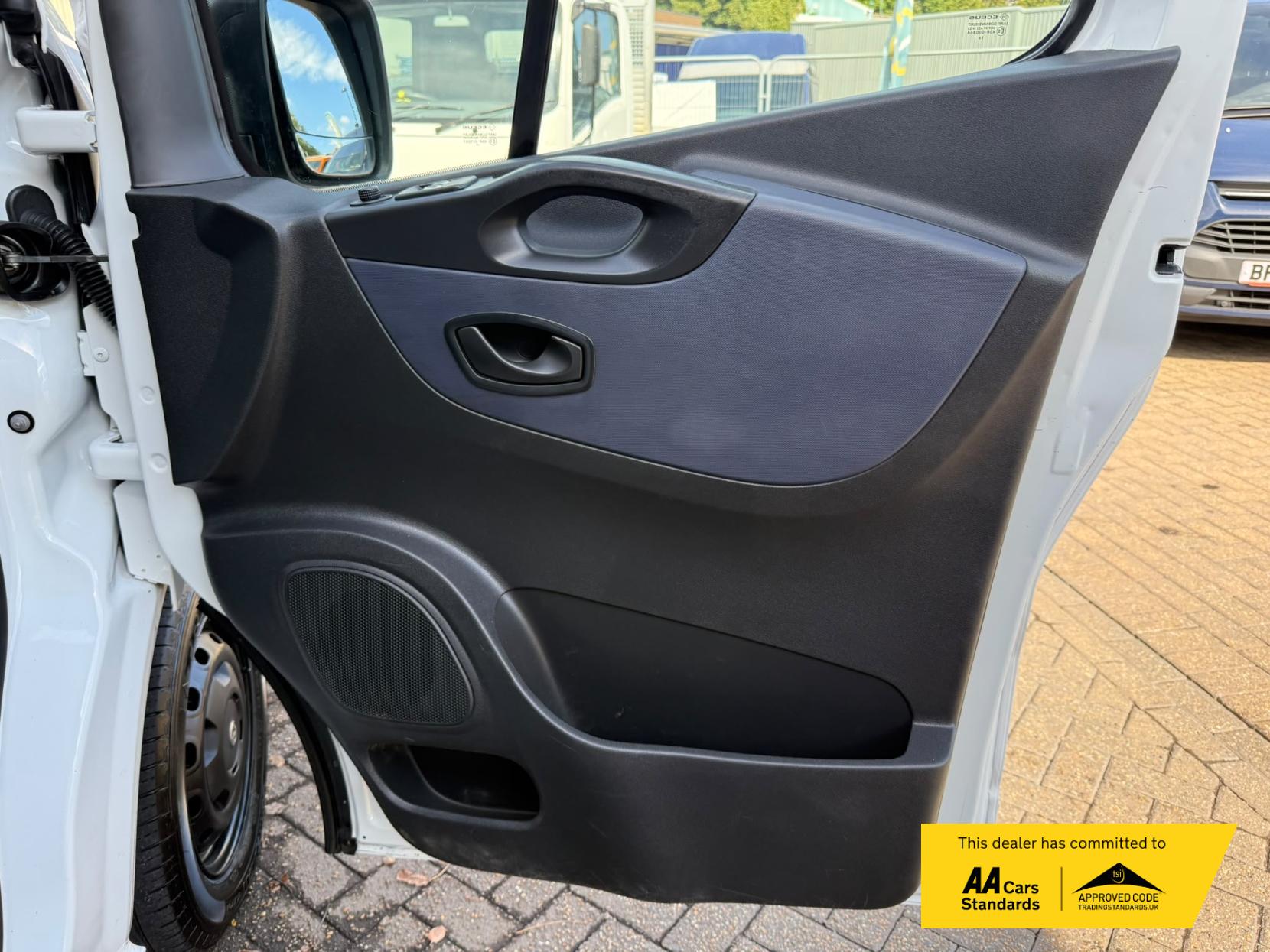 2016 Vauxhall Vivaro 1.6 CDTi 2900 ecoFLEX Panel Van 5dr Diesel Manual L1 H1 Euro 5 (s/s) (90 ps) - Thumbnail 47