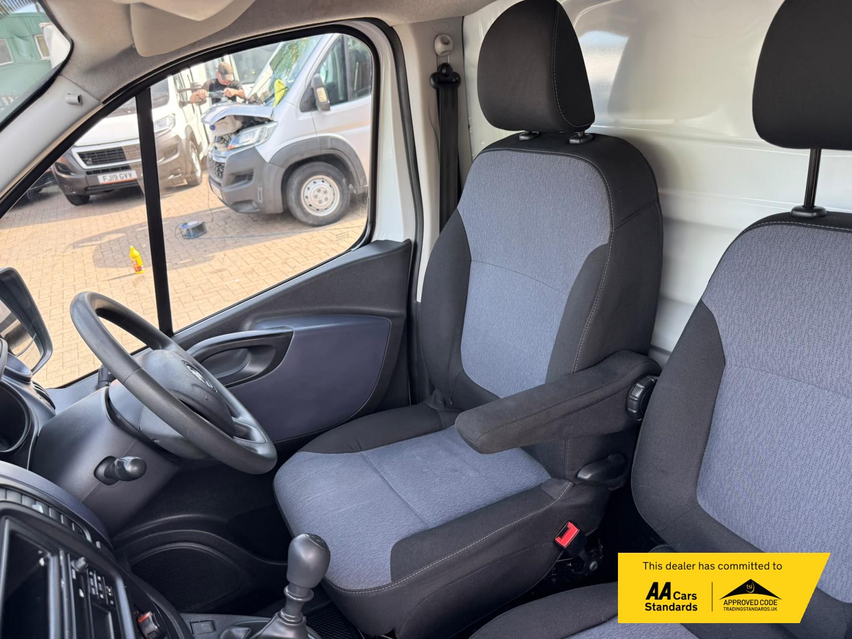 2016 Vauxhall Vivaro 1.6 CDTi 2900 ecoFLEX Panel Van 5dr Diesel Manual L1 H1 Euro 5 (s/s) (90 ps) - Thumbnail 17