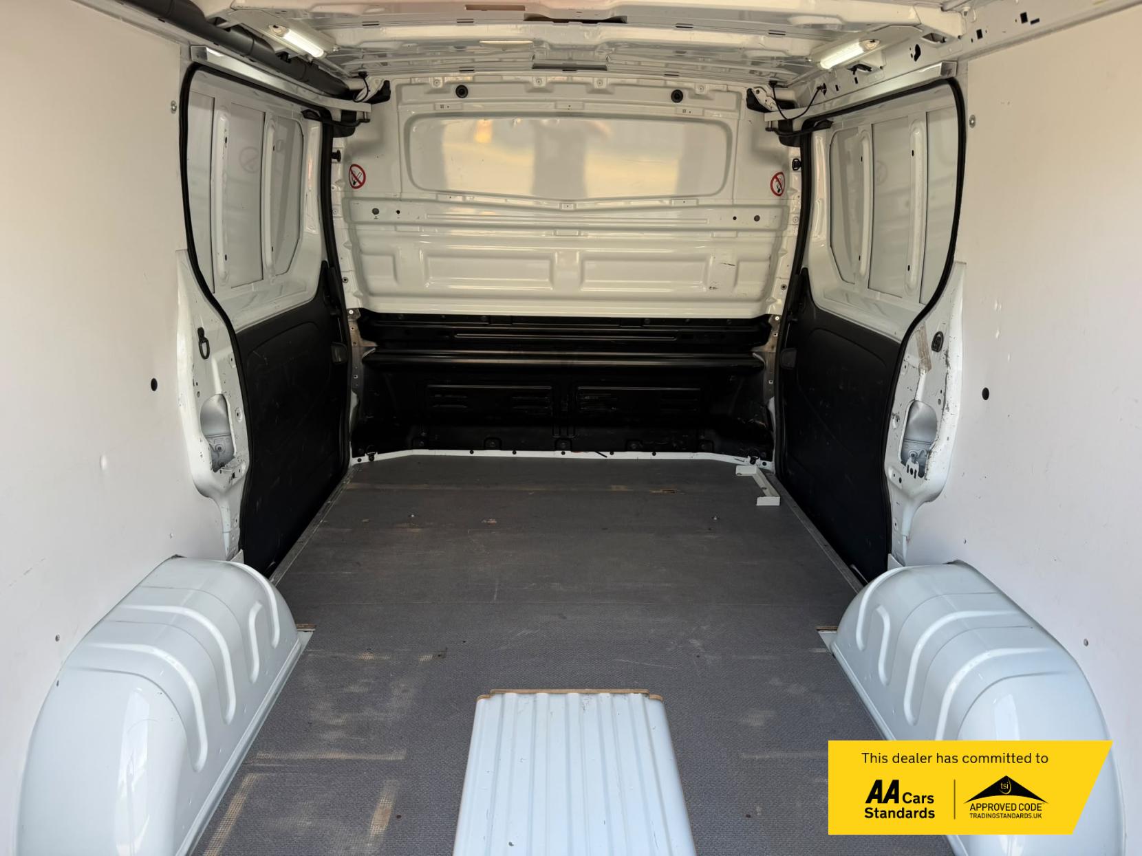 2016 Vauxhall Vivaro 1.6 CDTi 2900 ecoFLEX Panel Van 5dr Diesel Manual L1 H1 Euro 5 (s/s) (90 ps) - Thumbnail 13