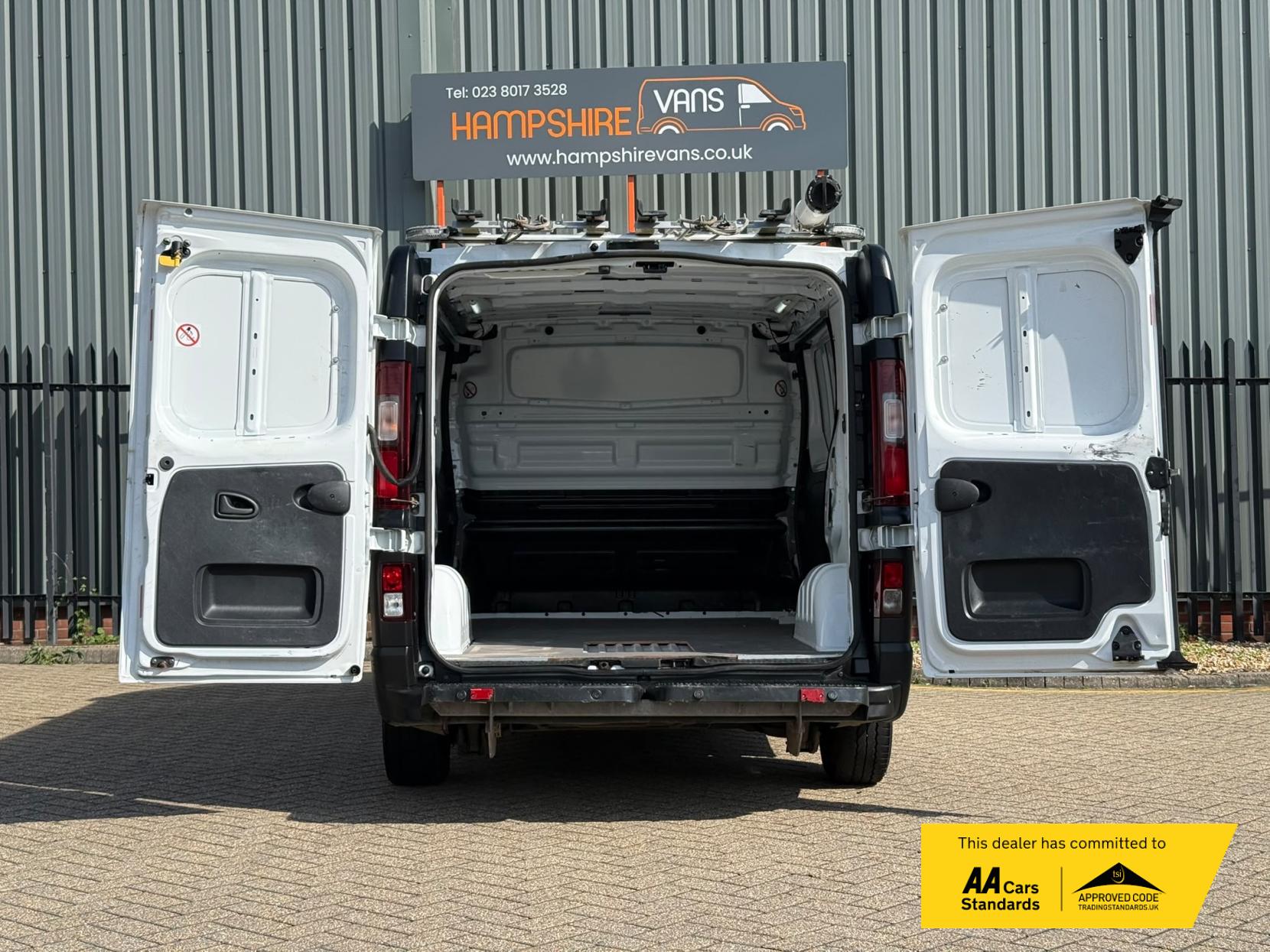 2016 Vauxhall Vivaro 1.6 CDTi 2900 ecoFLEX Panel Van 5dr Diesel Manual L1 H1 Euro 5 (s/s) (90 ps) - Thumbnail 11