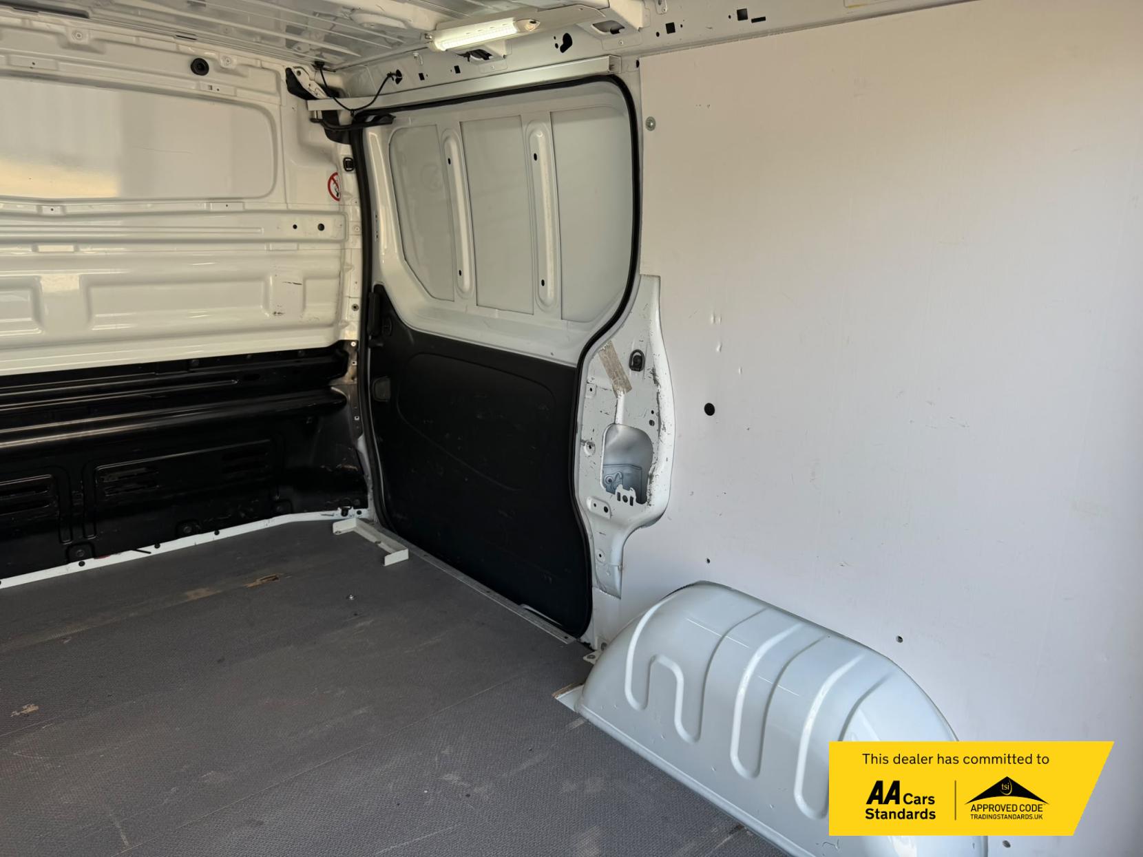 2016 Vauxhall Vivaro 1.6 CDTi 2900 ecoFLEX Panel Van 5dr Diesel Manual L1 H1 Euro 5 (s/s) (90 ps) - Thumbnail 14