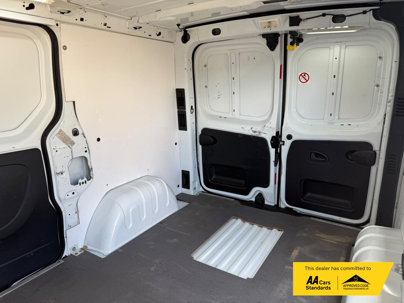 2016 Vauxhall Vivaro 1.6 CDTi 2900 ecoFLEX Panel Van 5dr Diesel Manual L1 H1 Euro 5 (s/s) (90 ps) - Thumbnail 16
