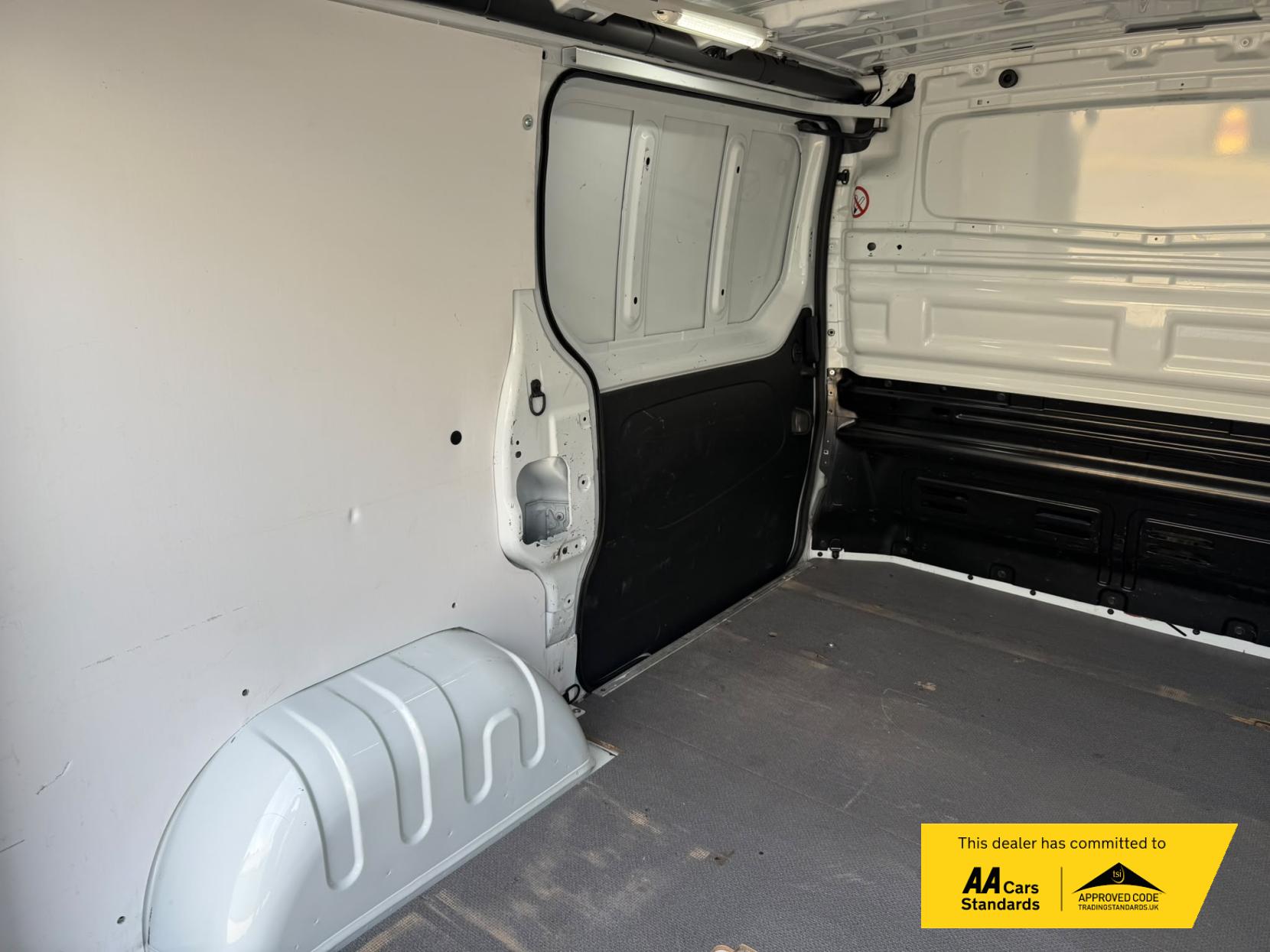 2016 Vauxhall Vivaro 1.6 CDTi 2900 ecoFLEX Panel Van 5dr Diesel Manual L1 H1 Euro 5 (s/s) (90 ps) - Thumbnail 12