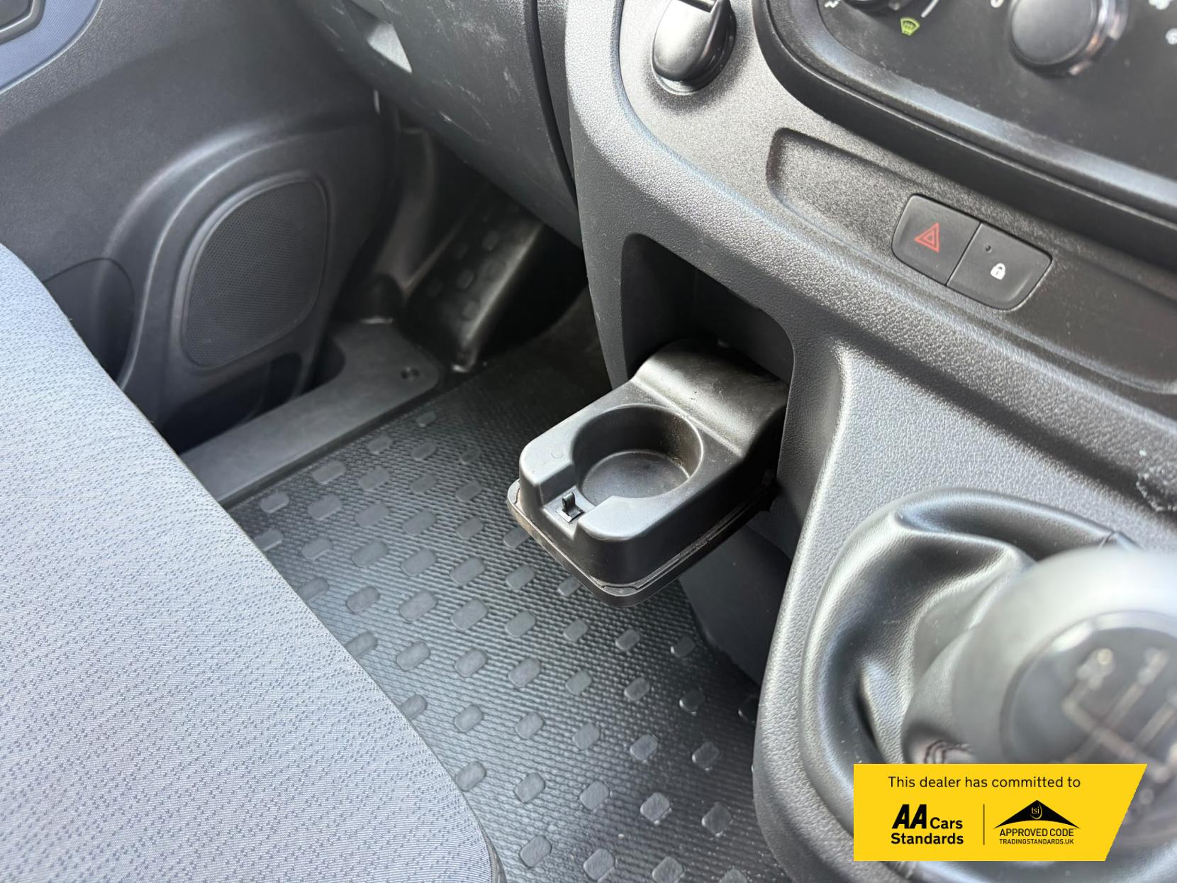 2016 Vauxhall Vivaro 1.6 CDTi 2900 ecoFLEX Panel Van 5dr Diesel Manual L1 H1 Euro 5 (s/s) (90 ps) - Thumbnail 31