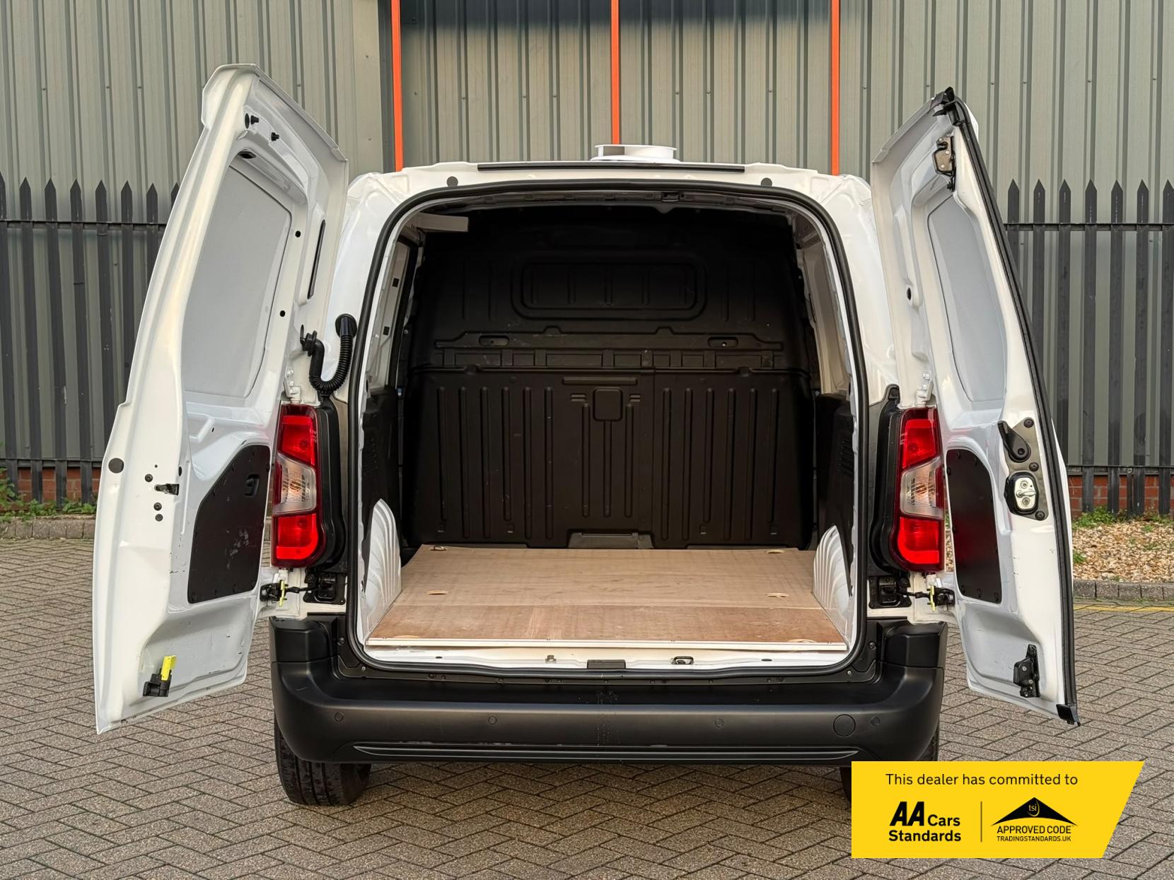2020 Vauxhall Combo 1.6 Turbo D 2000 Edition Panel Van 4dr Diesel Manual L1 H1 Euro 6 (s/s) (100 ps) - Thumbnail 9