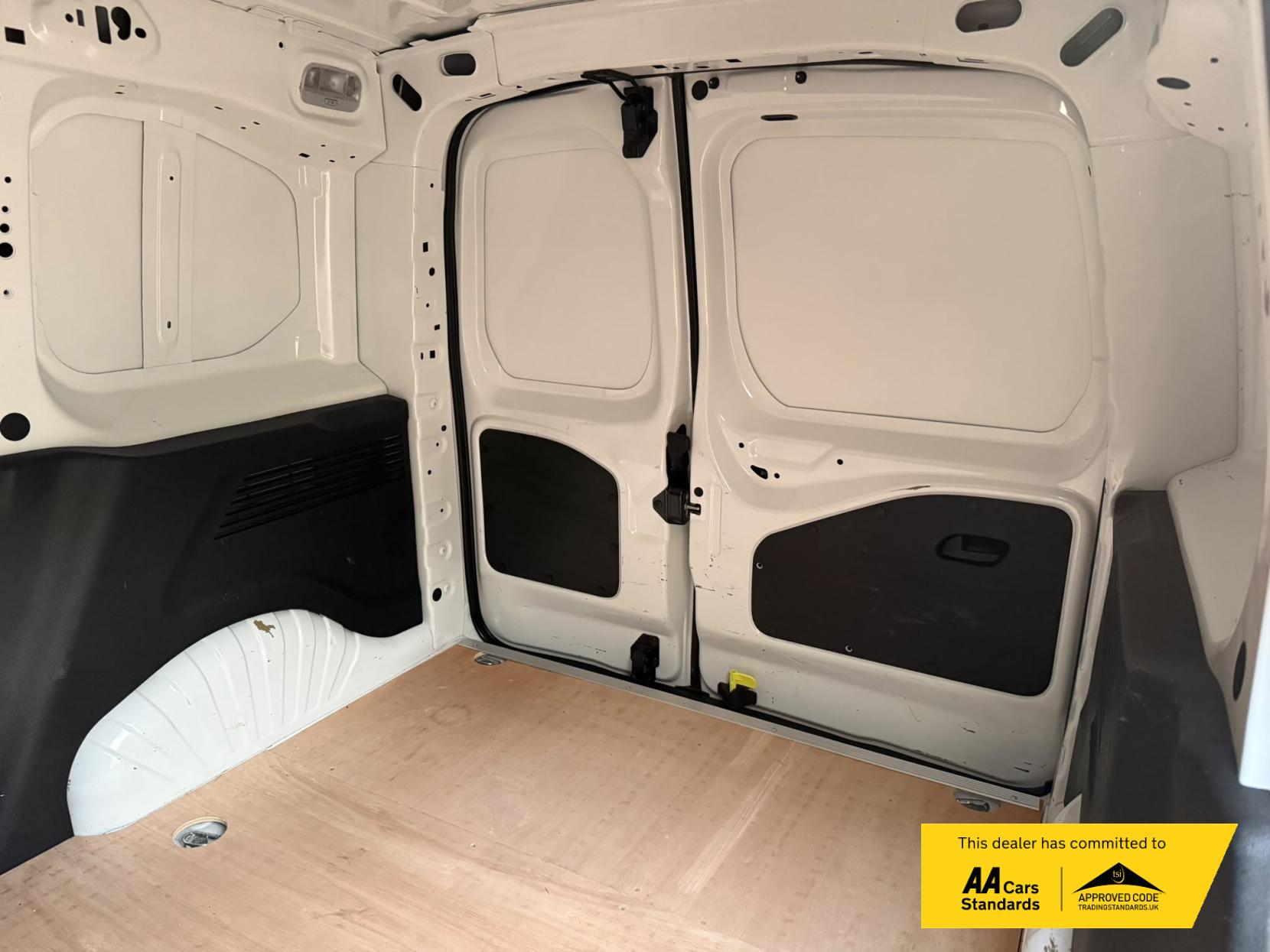 2020 Vauxhall Combo 1.6 Turbo D 2000 Edition Panel Van 4dr Diesel Manual L1 H1 Euro 6 (s/s) (100 ps) - Thumbnail 16