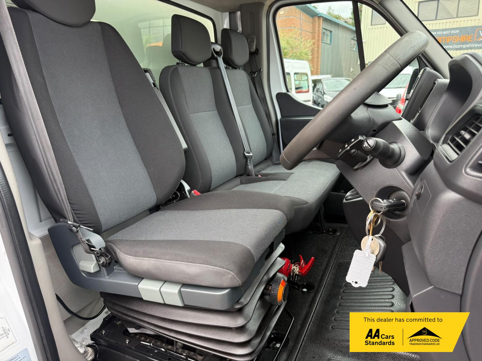 2020 Renault Master 2.3 dCi 35 Business Tipper 2dr Diesel Manual FWD LWB Euro 6 (Aluminium, Tool Box) (135 ps) - Thumbnail 29