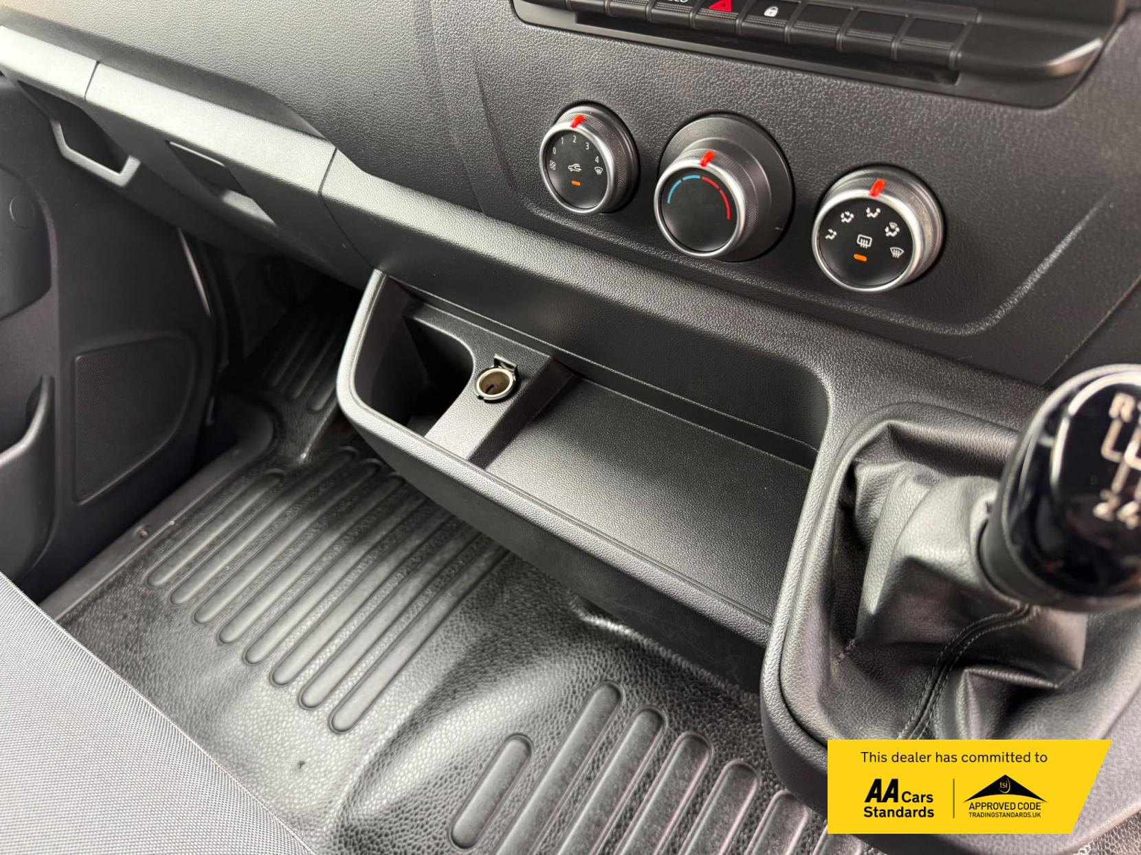 2020 Renault Master 2.3 dCi 35 Business Tipper 2dr Diesel Manual FWD LWB Euro 6 (Aluminium, Tool Box) (135 ps) - Thumbnail 45