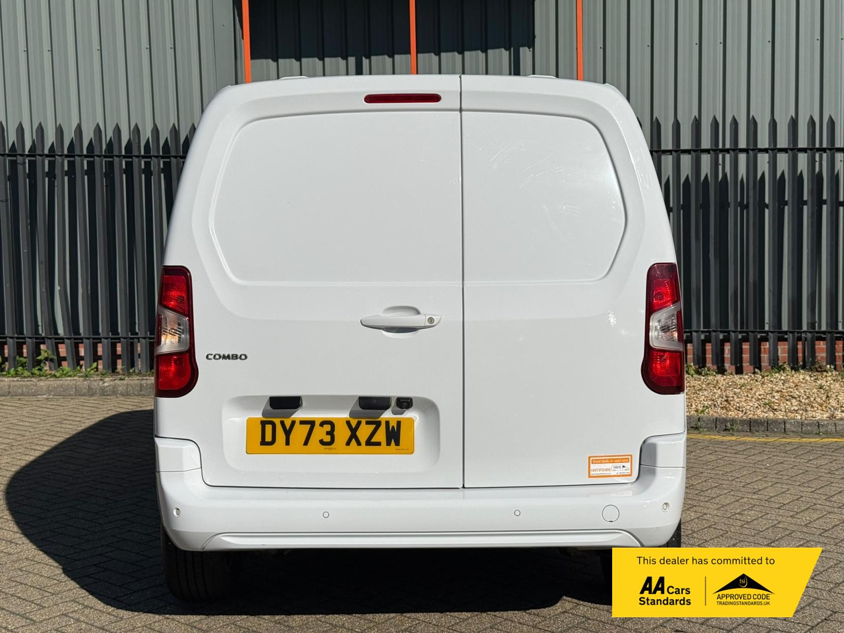 2023 Vauxhall Combo 1.5 Turbo D 2300 Pro Panel Van 5dr Diesel Manual L1 H1 Euro 6 (s/s) (100 ps) - Thumbnail 9