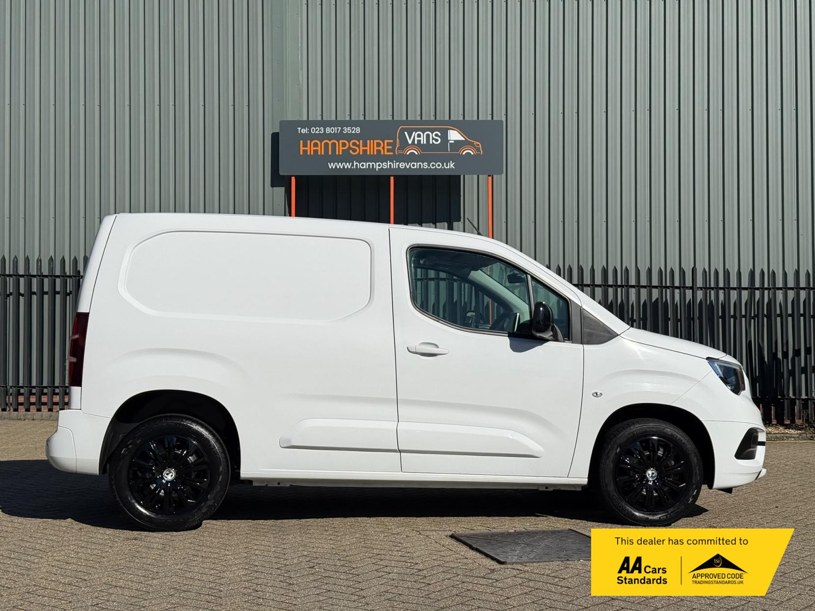 2023 Vauxhall Combo 1.5 Turbo D 2300 Pro Panel Van 5dr Diesel Manual L1 H1 Euro 6 (s/s) (100 ps) - Thumbnail 5
