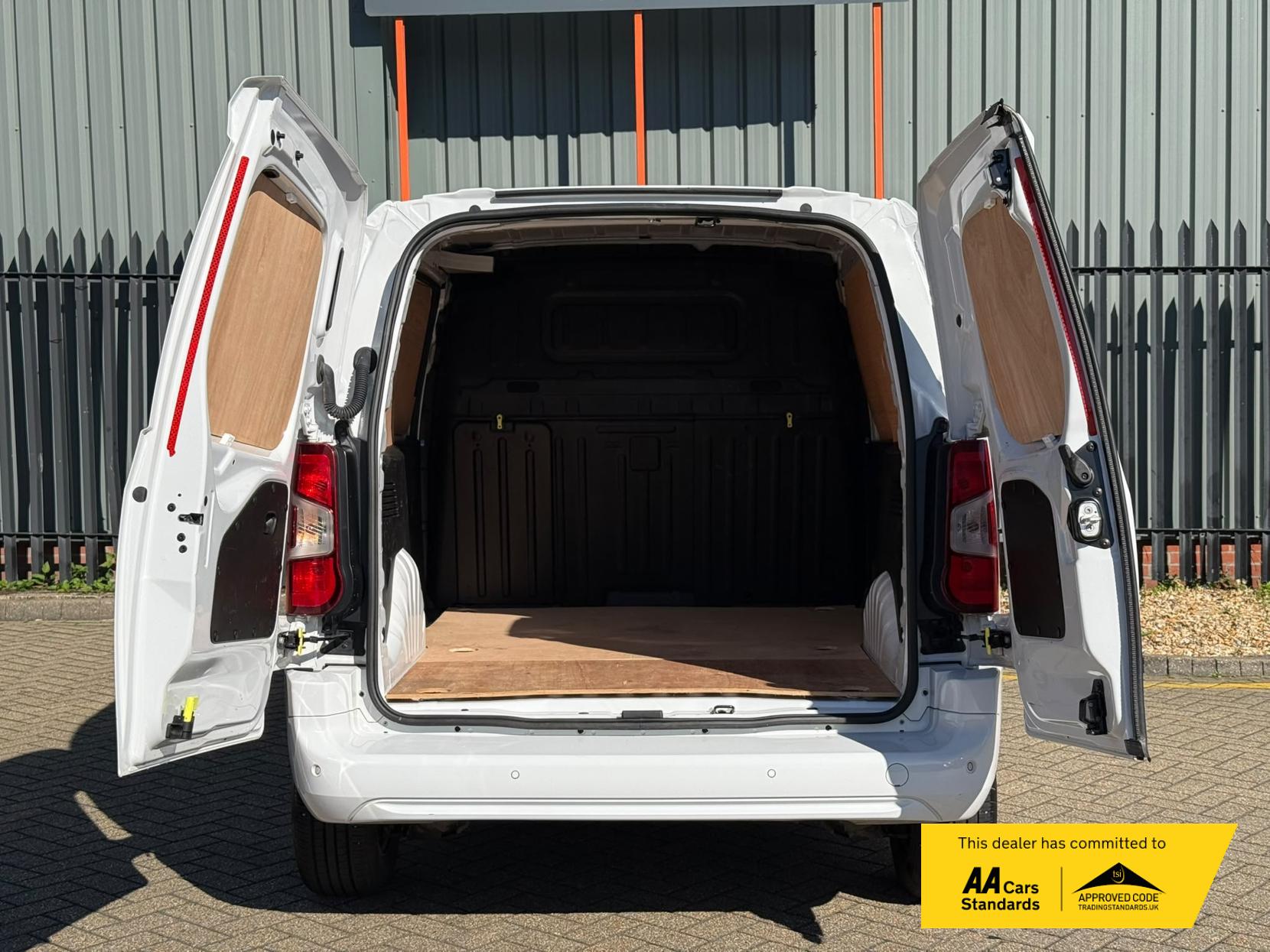 2023 Vauxhall Combo 1.5 Turbo D 2300 Pro Panel Van 5dr Diesel Manual L1 H1 Euro 6 (s/s) (100 ps) - Thumbnail 12