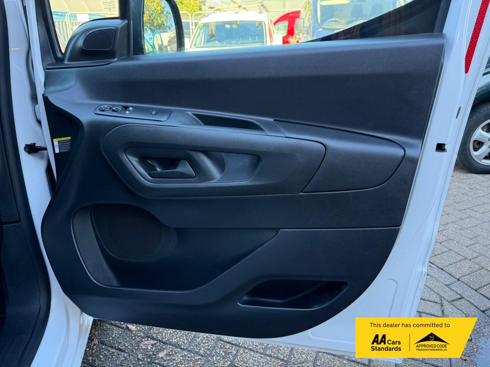 2023 Vauxhall Combo 1.5 Turbo D 2300 Pro Panel Van 5dr Diesel Manual L1 H1 Euro 6 (s/s) (100 ps) - Thumbnail 54