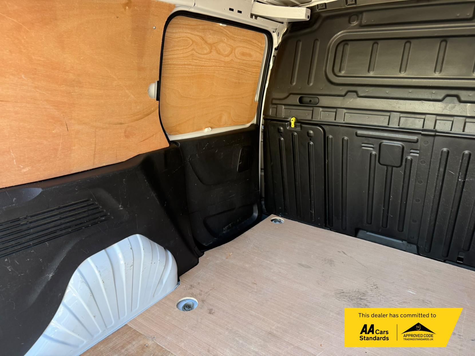 2023 Vauxhall Combo 1.5 Turbo D 2300 Pro Panel Van 5dr Diesel Manual L1 H1 Euro 6 (s/s) (100 ps) - Thumbnail 13