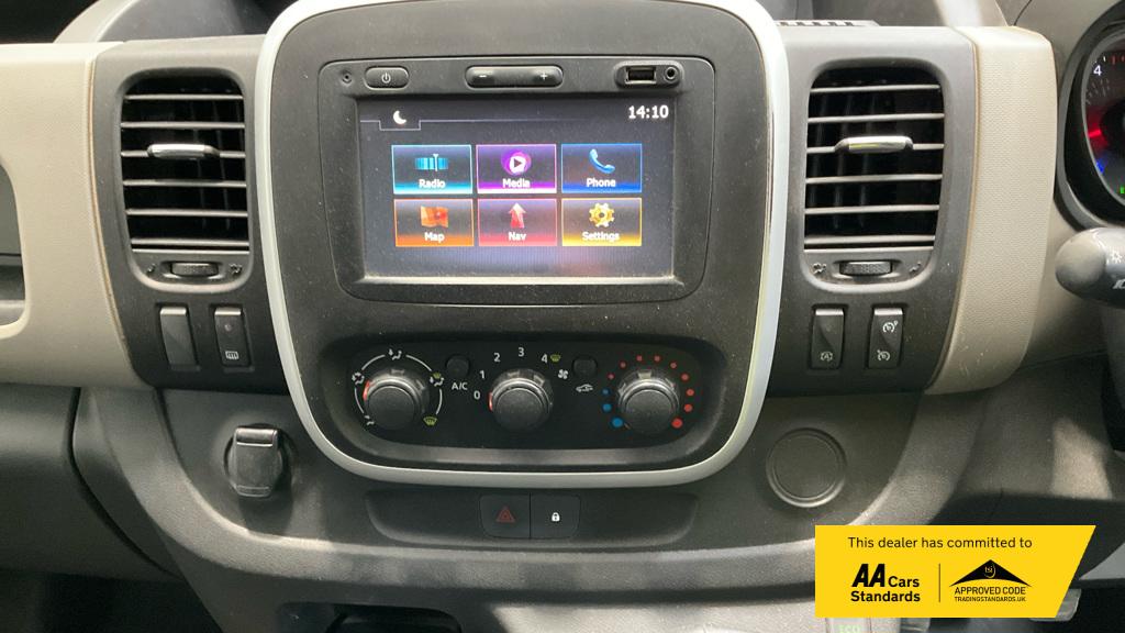 2017 Renault Trafic 1.6 dCi ENERGY 29 Business Panel Van 5dr Diesel Manual LWB Standard Roof Euro 6 (s/s) (125 ps) - Thumbnail 8