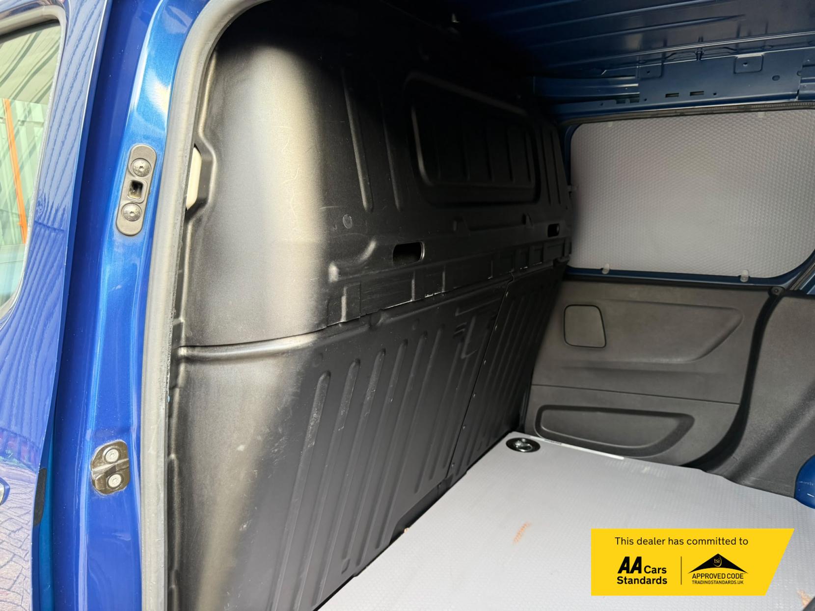 2020 Vauxhall Combo 1.5 Turbo D 2000 Sportive Panel Van 4dr Diesel Manual L1 H1 Euro 6 (s/s) (100 ps) - Thumbnail 19