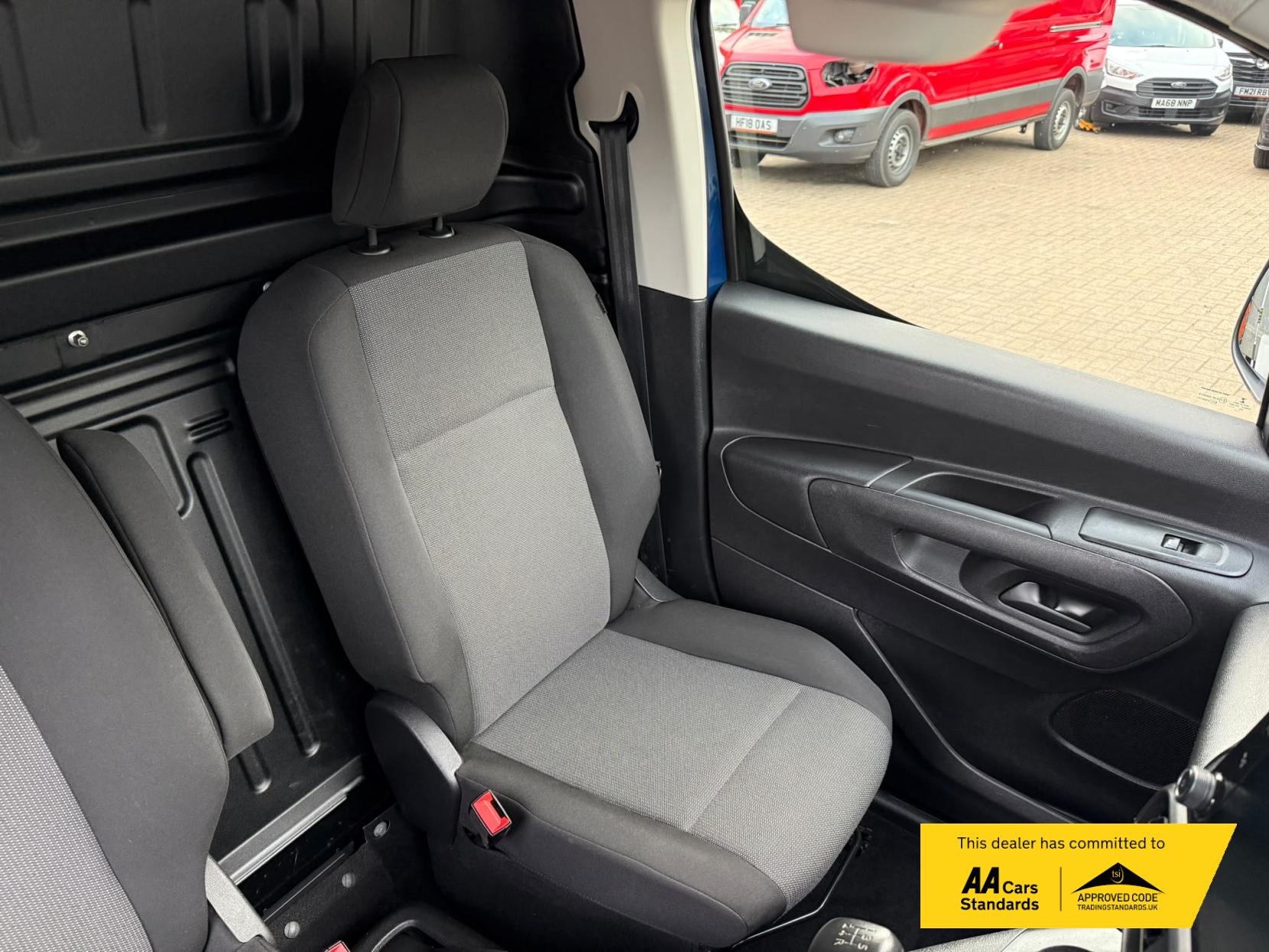 2020 Vauxhall Combo 1.5 Turbo D 2000 Sportive Panel Van 4dr Diesel Manual L1 H1 Euro 6 (s/s) (100 ps) - Thumbnail 23