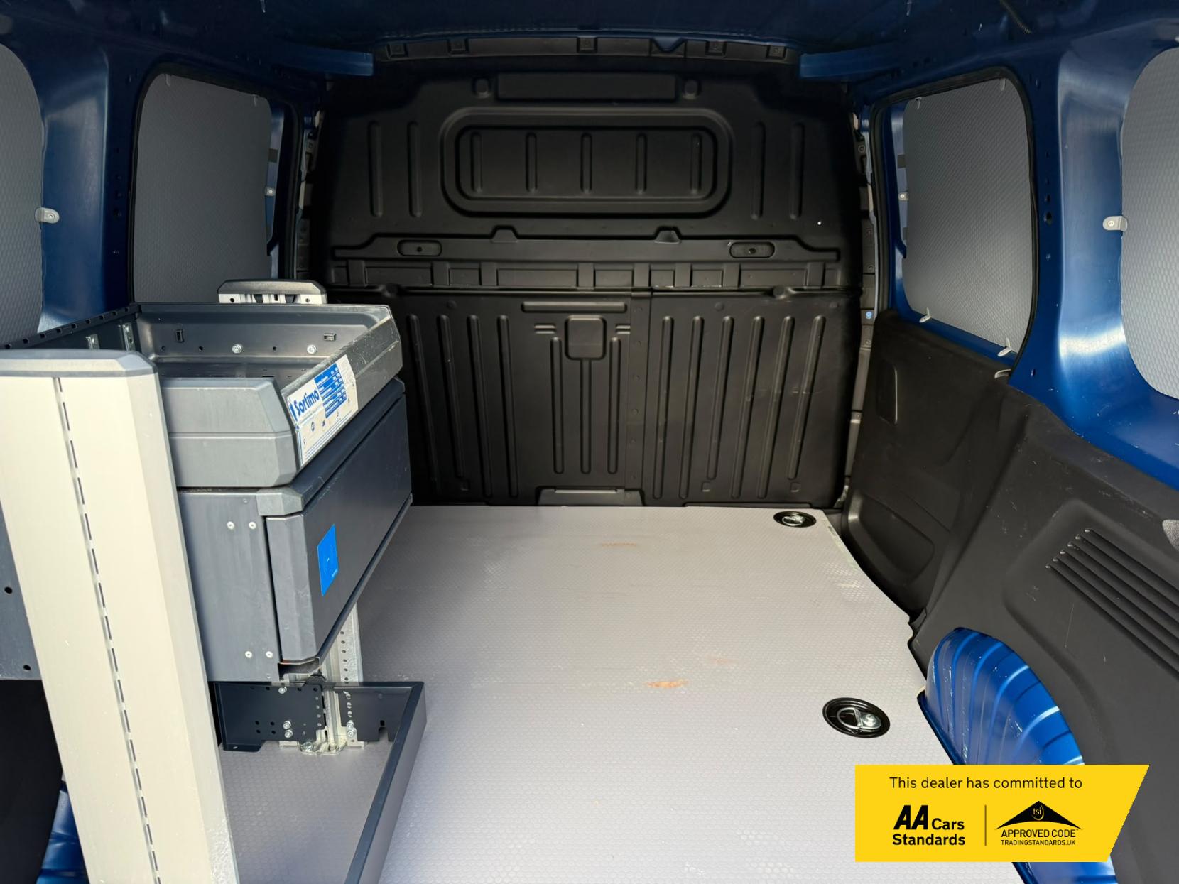 2020 Vauxhall Combo 1.5 Turbo D 2000 Sportive Panel Van 4dr Diesel Manual L1 H1 Euro 6 (s/s) (100 ps) - Thumbnail 17