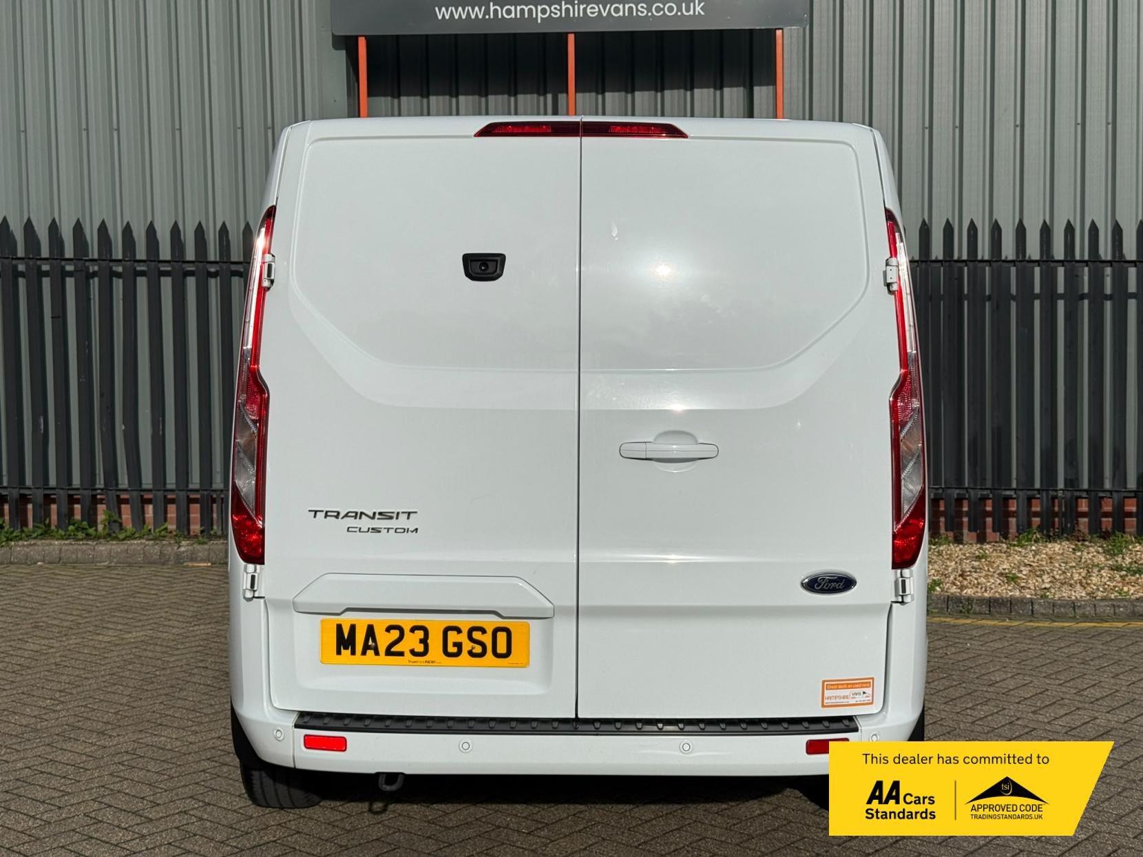 2023 Ford Transit Custom 2.0 300 EcoBlue Limited Panel Van 5dr Diesel Manual L1 H1 Euro 6 (s/s) (130 ps) - Thumbnail 9