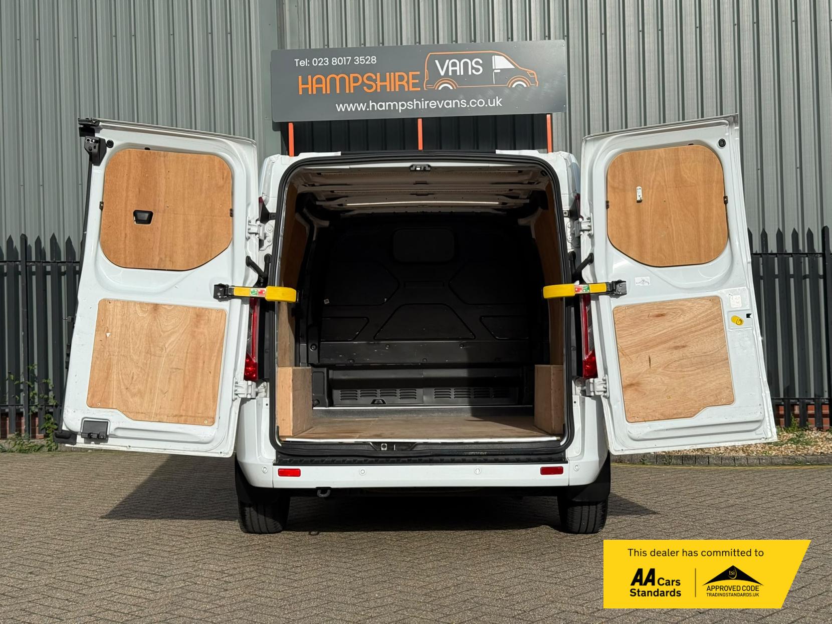 2023 Ford Transit Custom 2.0 300 EcoBlue Limited Panel Van 5dr Diesel Manual L1 H1 Euro 6 (s/s) (130 ps) - Thumbnail 13