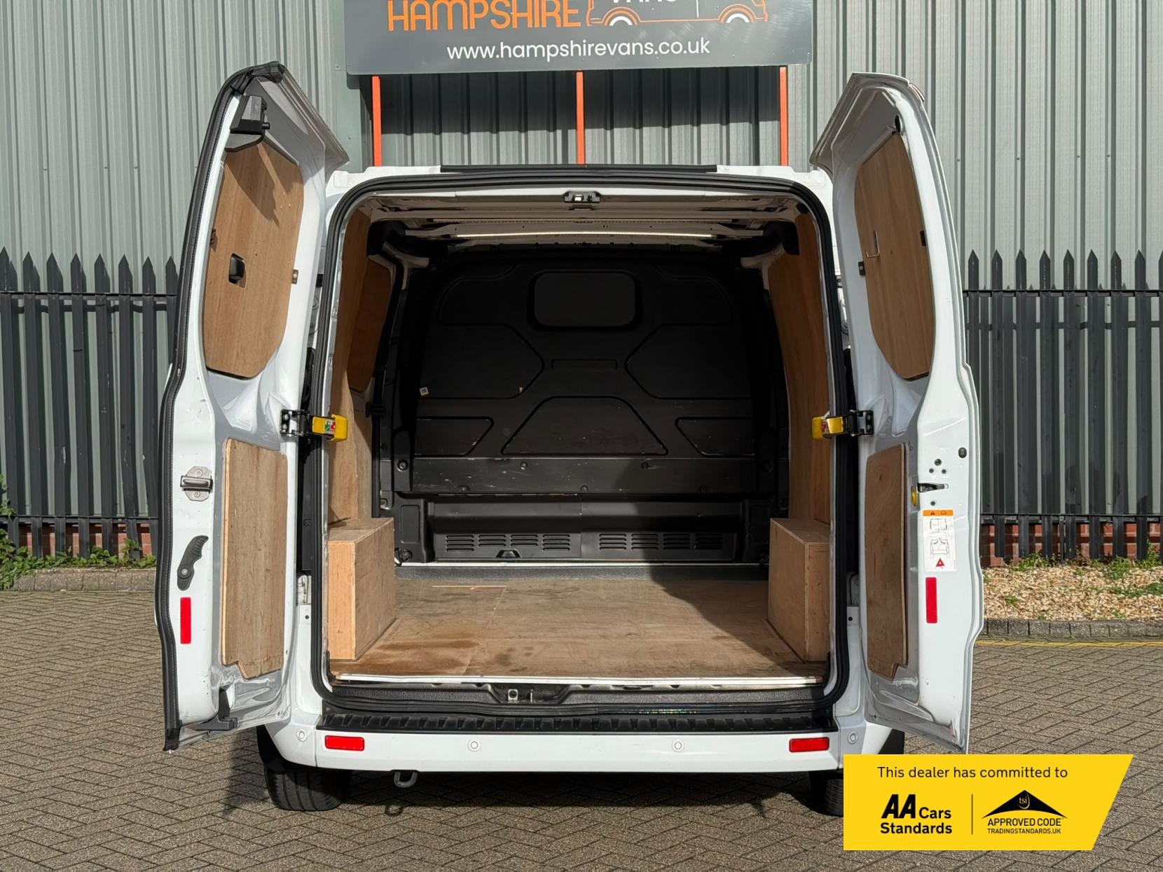 2023 Ford Transit Custom 2.0 300 EcoBlue Limited Panel Van 5dr Diesel Manual L1 H1 Euro 6 (s/s) (130 ps) - Thumbnail 12