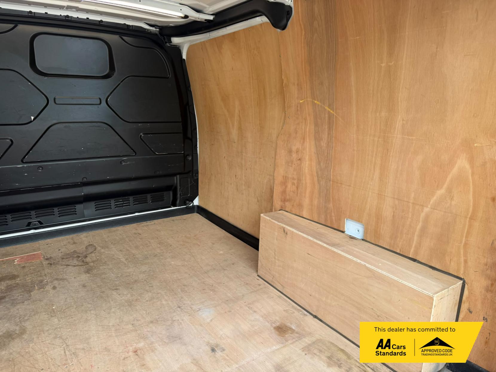 2023 Ford Transit Custom 2.0 300 EcoBlue Limited Panel Van 5dr Diesel Manual L1 H1 Euro 6 (s/s) (130 ps) - Thumbnail 16