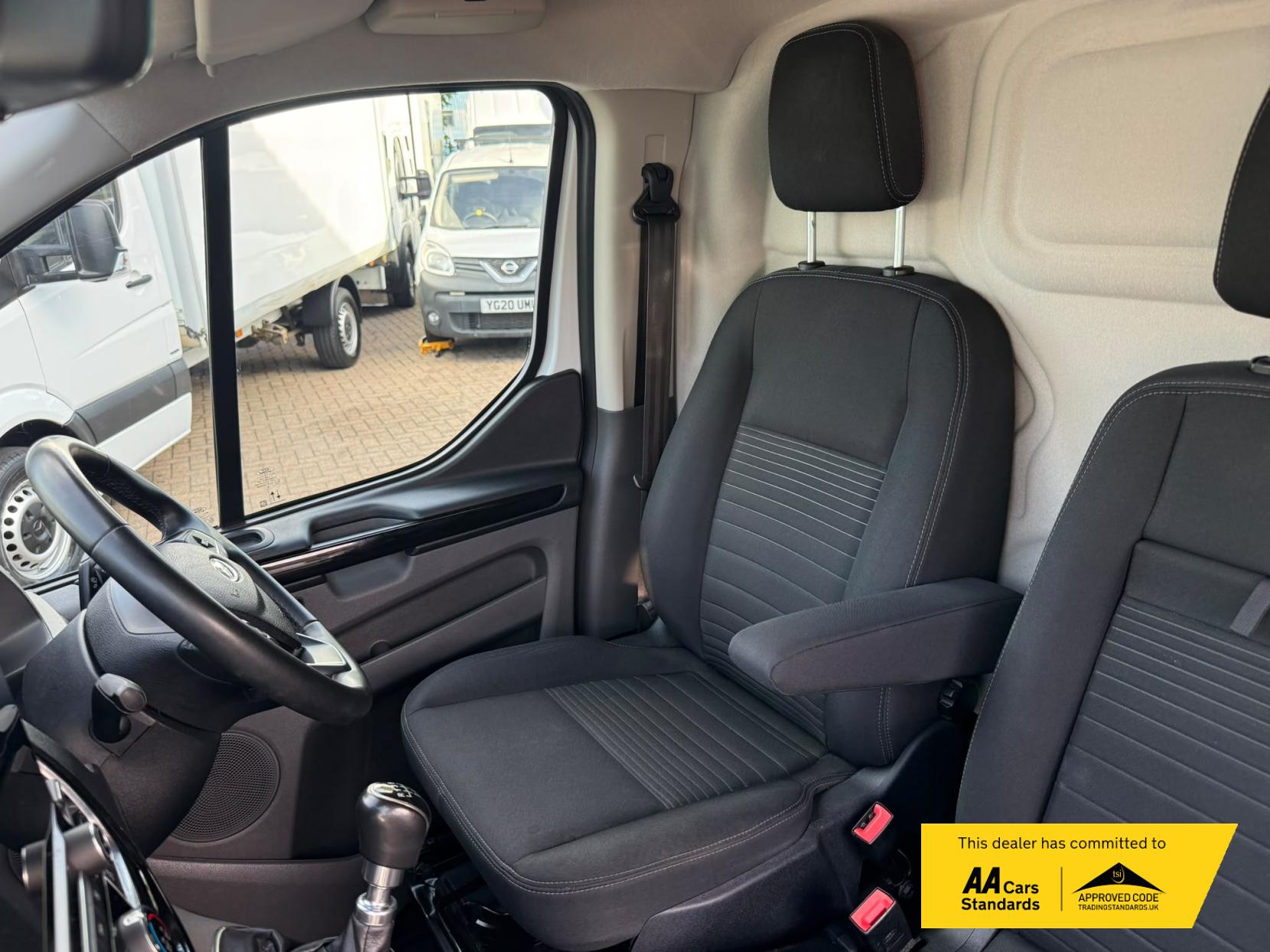 2023 Ford Transit Custom 2.0 300 EcoBlue Limited Panel Van 5dr Diesel Manual L1 H1 Euro 6 (s/s) (130 ps) - Thumbnail 19