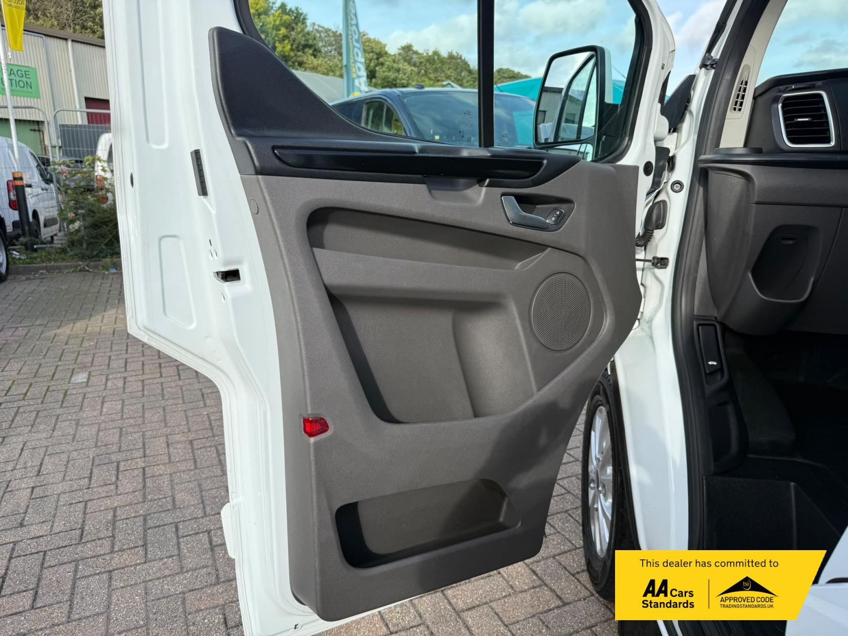 2023 Ford Transit Custom 2.0 300 EcoBlue Limited Panel Van 5dr Diesel Manual L1 H1 Euro 6 (s/s) (130 ps) - Thumbnail 24