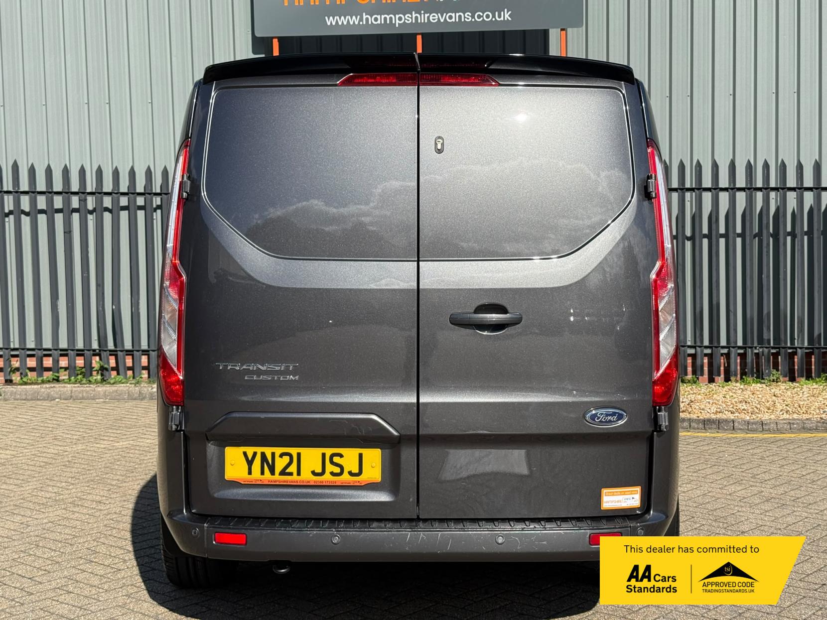 2021 Ford Transit Custom 2.0 300 EcoBlue Limited Panel Van 5dr Diesel Manual L2 H1 Euro 6 (s/s) (130 ps) - Thumbnail 9