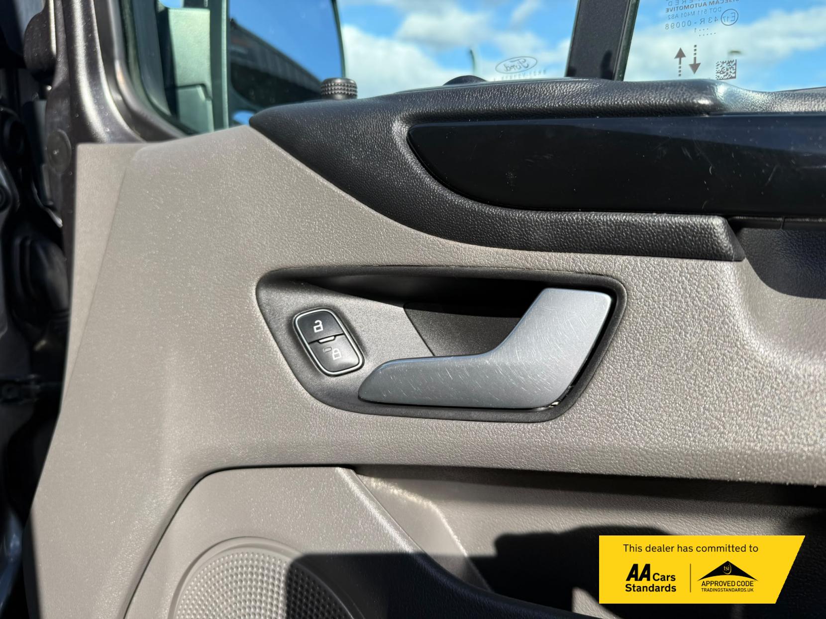 2021 Ford Transit Custom 2.0 300 EcoBlue Limited Panel Van 5dr Diesel Manual L2 H1 Euro 6 (s/s) (130 ps) - Thumbnail 28