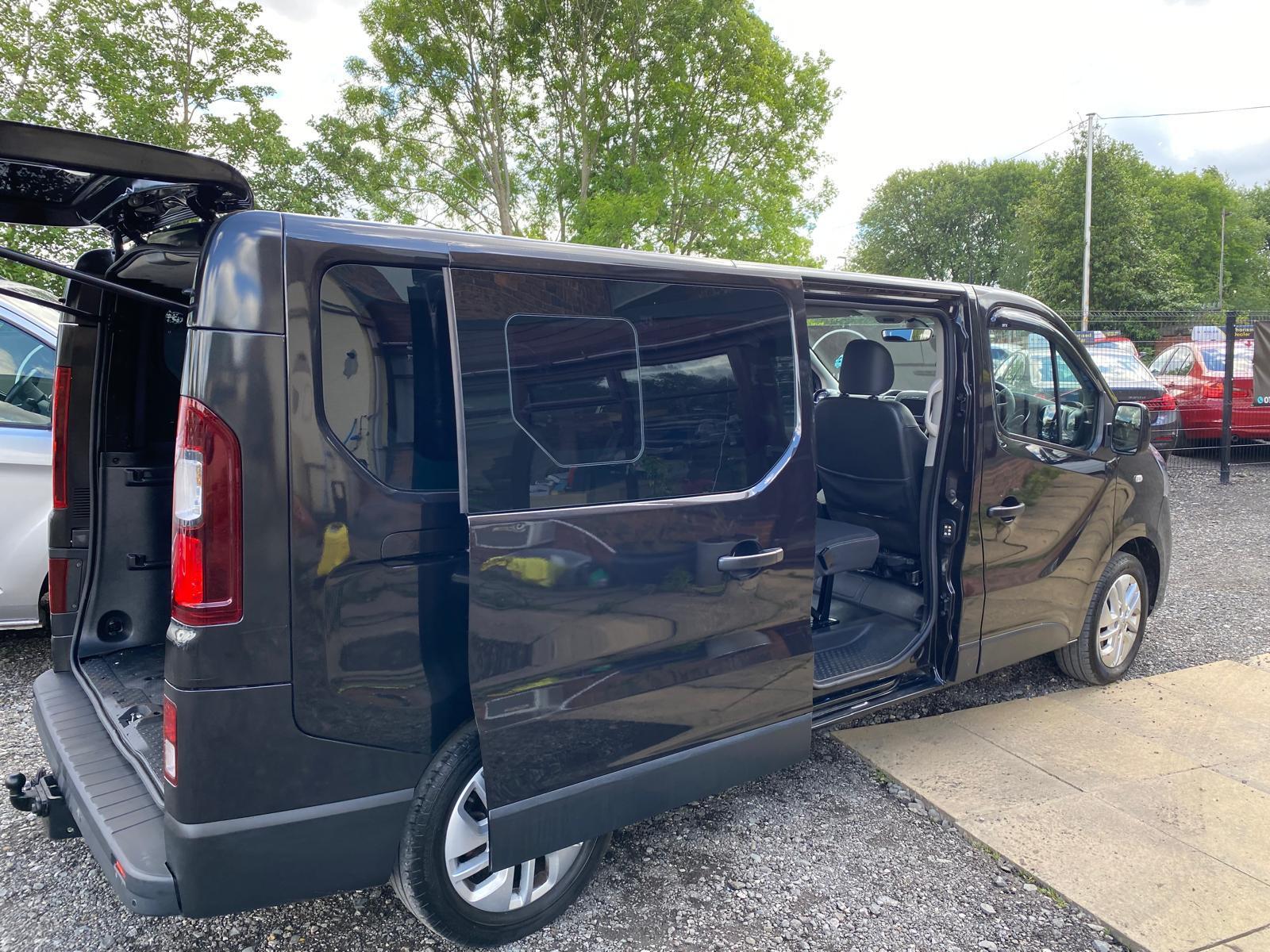 Renault Trafic 2.0 dCi ENERGY 30 Sport Nav Minibus Double Cab 5dr Diesel EDC LWB Euro 6 (s/s) (9 Seat) (170 ps)