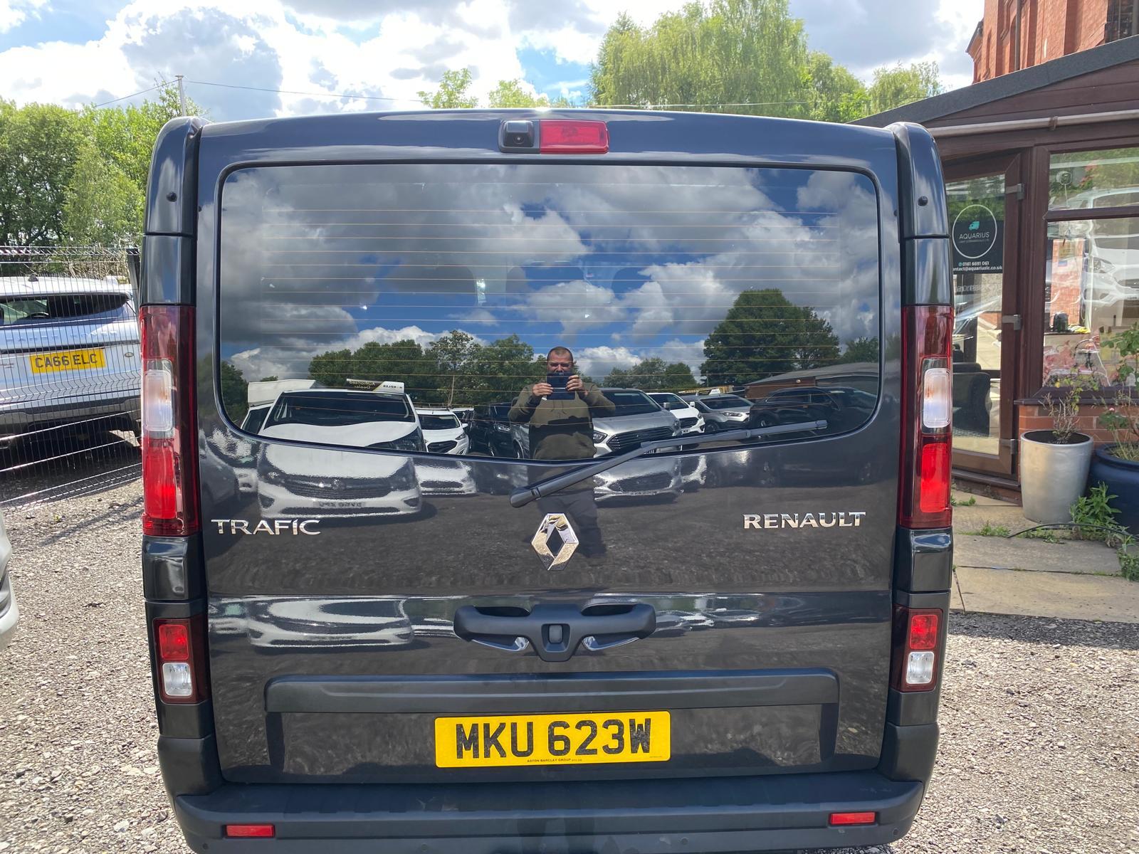 Renault Trafic 2.0 dCi ENERGY 30 Sport Nav Minibus Double Cab 5dr Diesel EDC LWB Euro 6 (s/s) (9 Seat) (170 ps)