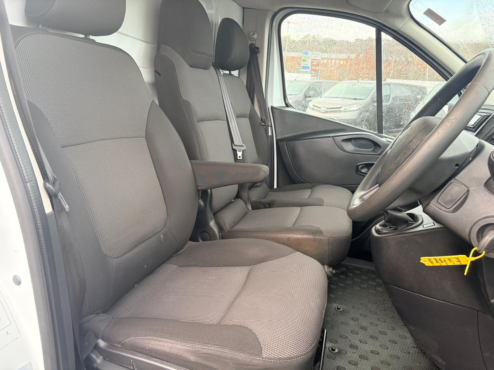 Renault Trafic 2.0 dCi ENERGY 30 Business+ Panel Van 5dr Diesel Manual LWB Standard Roof Euro 6 (s/s) (120 ps)